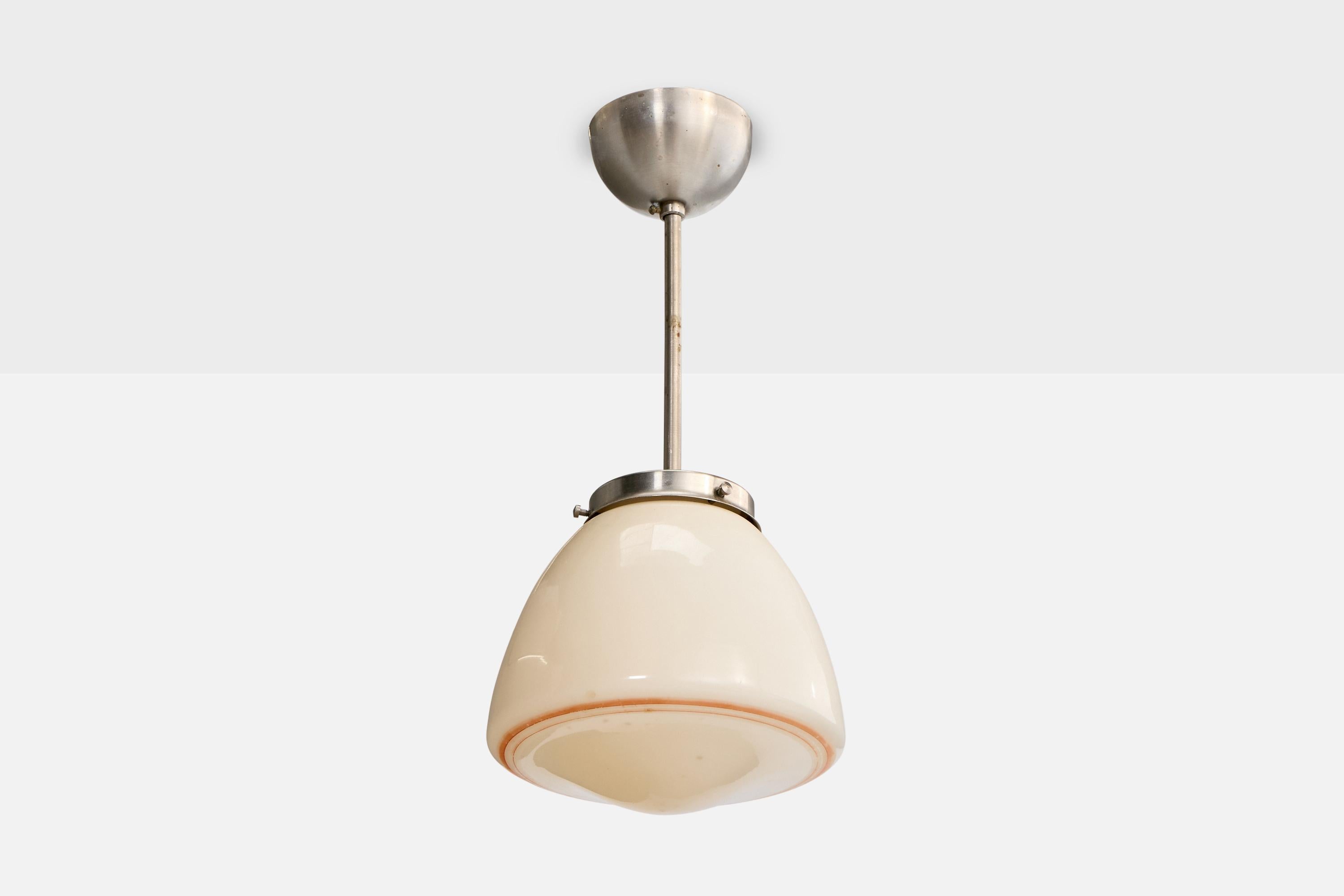 Lampada a sospensione in nichel e vetro opalino beige progettata e prodotta in Svezia, anni '30 circa.

Dimensioni complessive (pollici): 15,5 