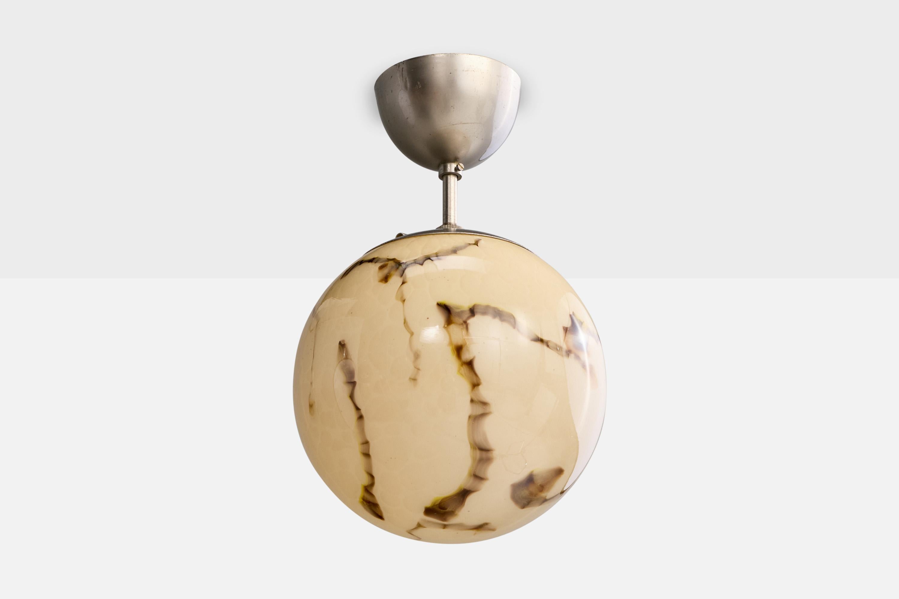 Una lampada a sospensione in nichel e vetro verniciato alabastro probabilmente progettata e prodotta in Svezia, negli anni '30 circa.

Sono presenti graffi sul tettuccio in metallo

Usura coerente con l'età e l'uso

Dimensioni complessive (pollici):
