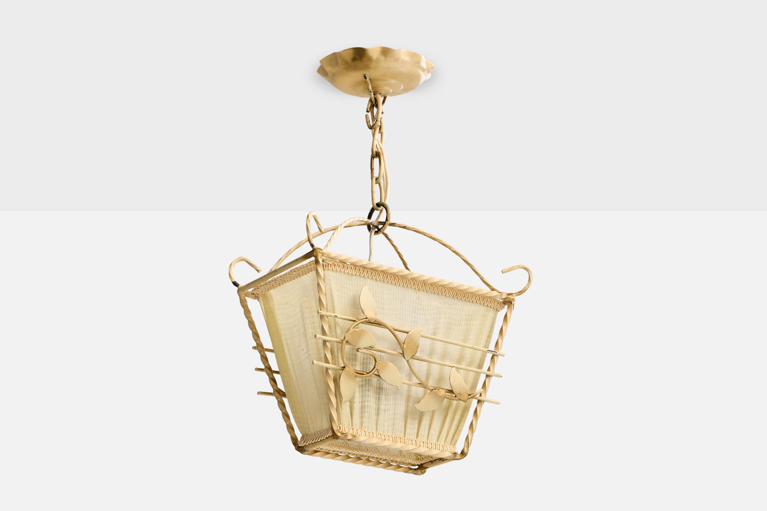 Lampada a sospensione in ferro laccato beige e tessuto beige progettata e prodotta in Svezia, anni '40 circa.

Perdita della lacca presente sul metallo

Usura coerente con l'età e l'uso

Dimensioni complessive (pollici): 14,0 