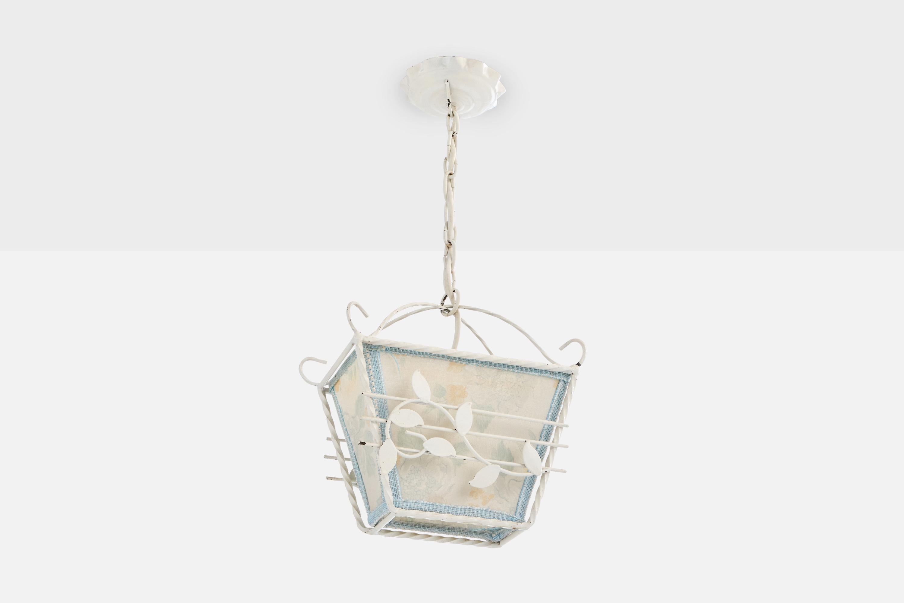 Lámpara colgante de hierro lacado en blanco y tela blanca azul, diseñada y fabricada en Suecia, c. 1940.

Pérdida de laca blanca presente en el metal

Desgaste propio de la edad y el uso

Dimensiones totales (pulgadas): 17,75