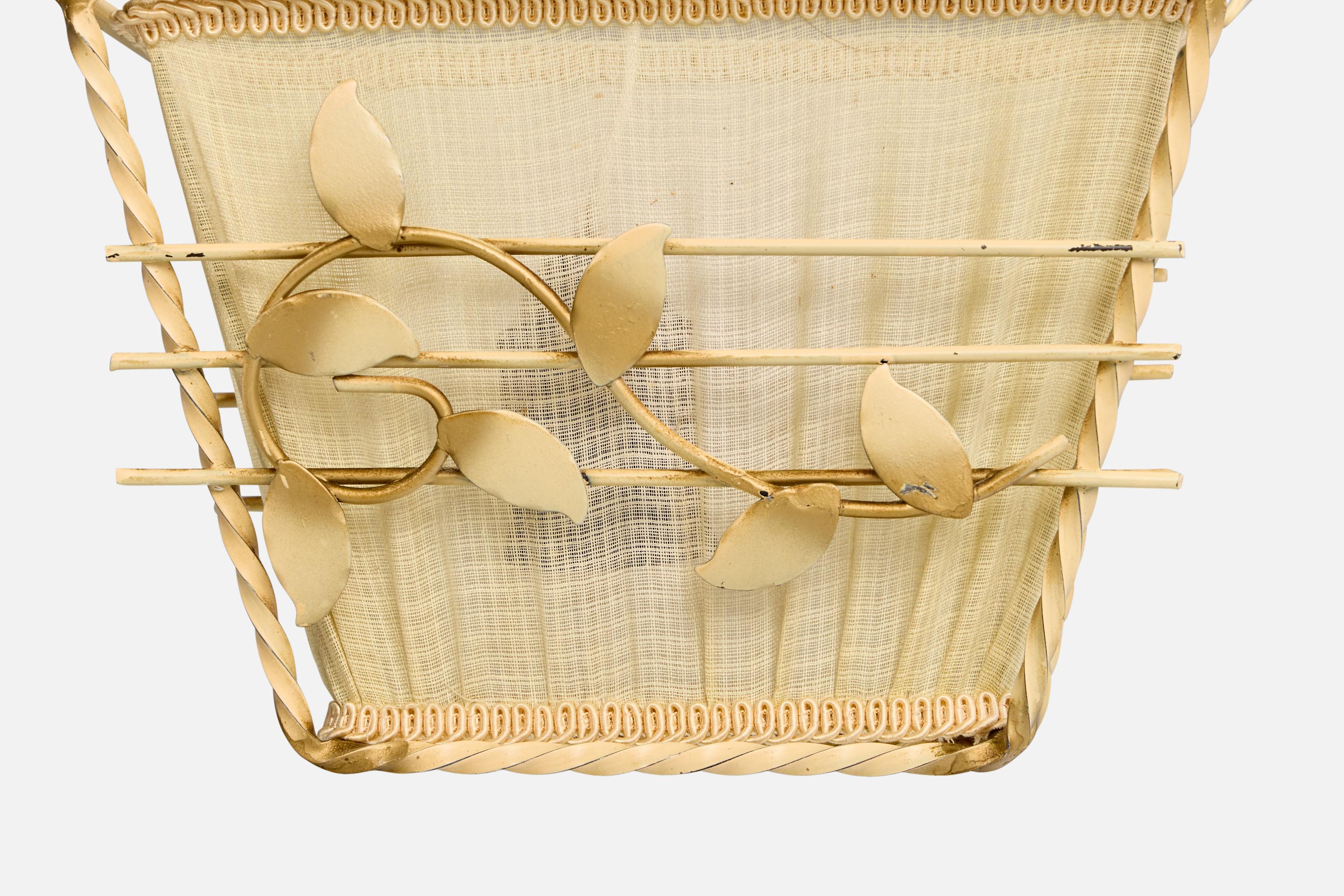 Metà XX secolo Designer svedese, lampada a sospensione, ferro, tessuto, Svezia, anni '40 in vendita