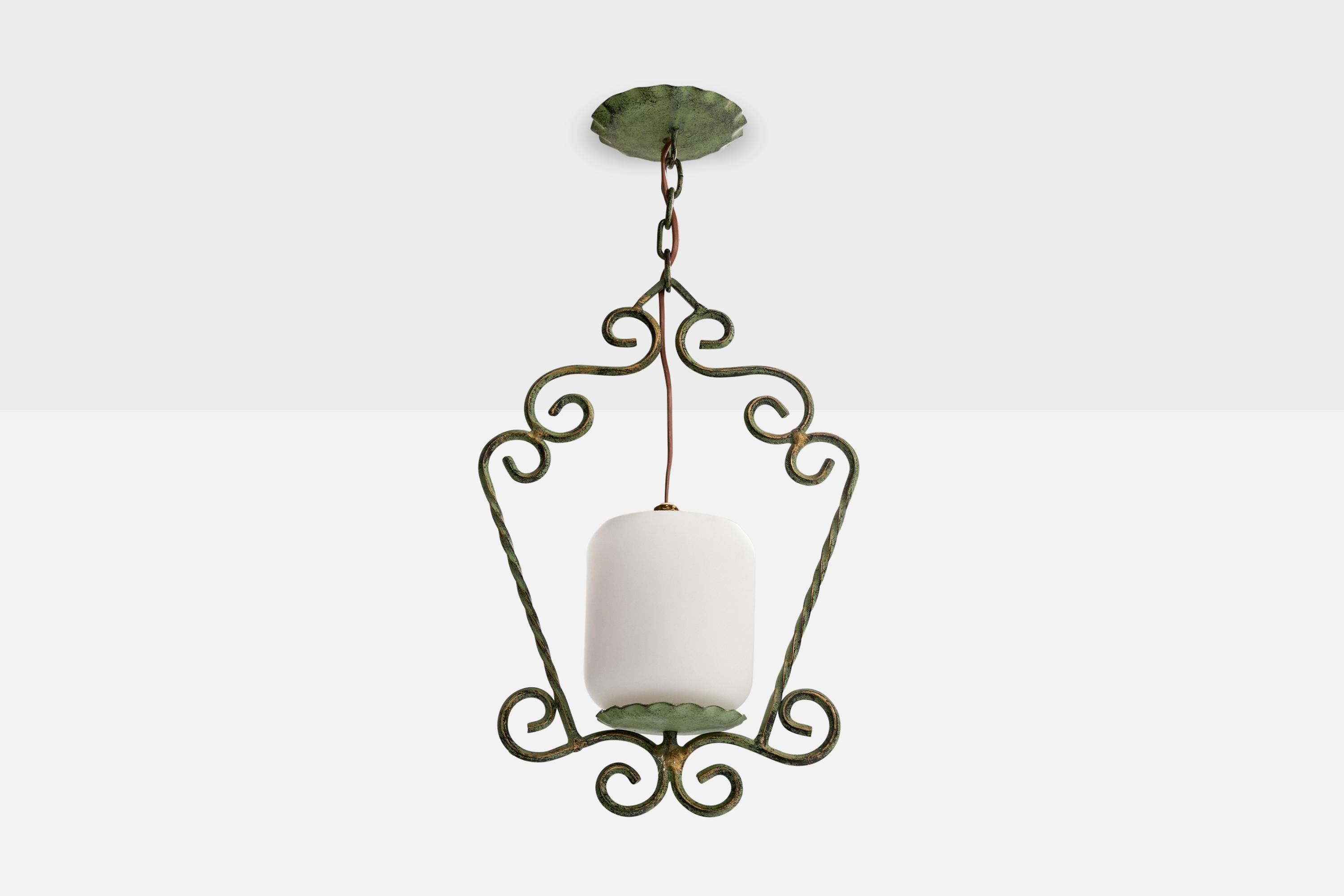Suspension en fer peint en bronze et en verre opalin blanc, conçue et produite en Suède, c.C. 1940.

Dimensions globales (pouces) : 20.5 