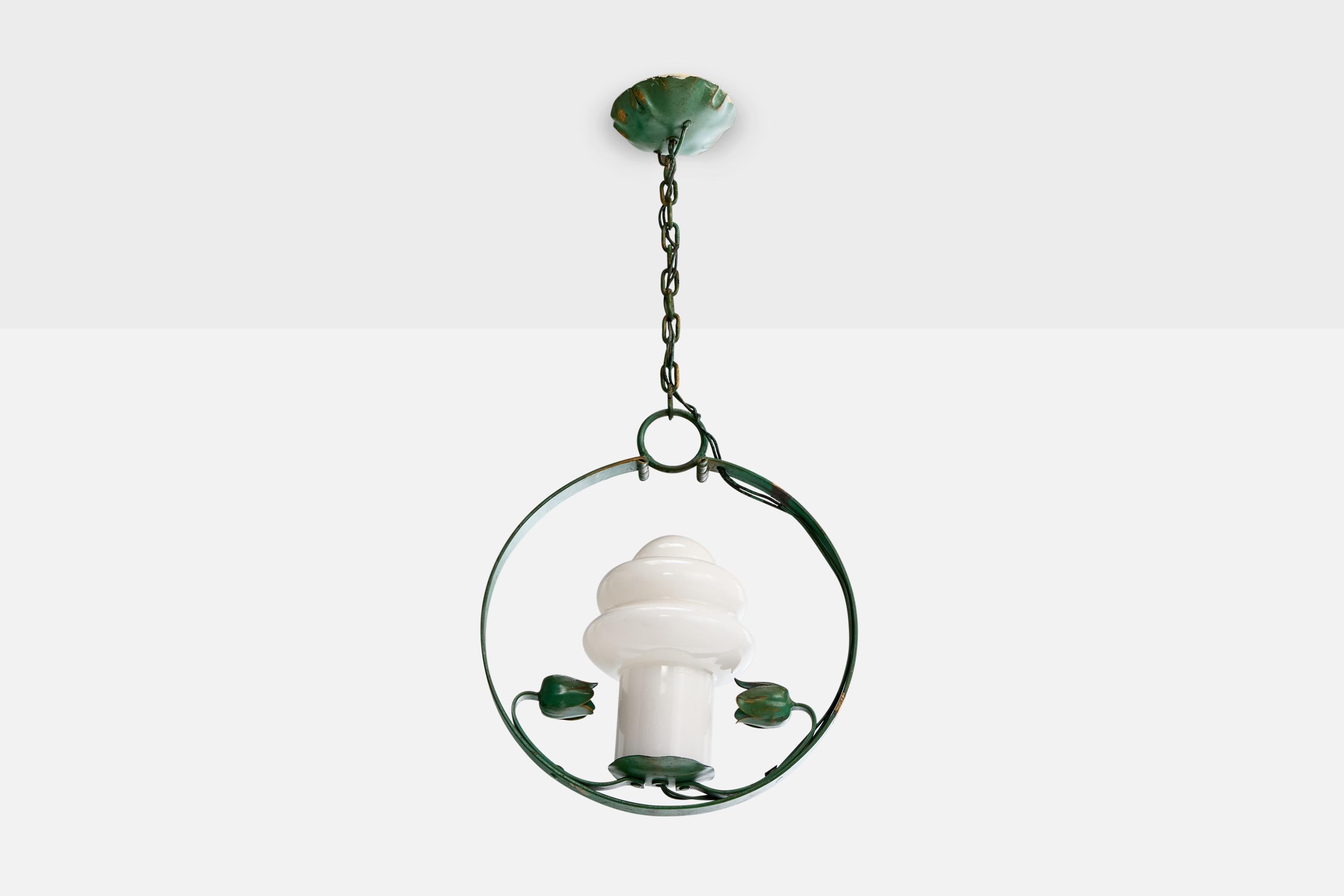 Suspension en fer peint en vert et en verre opalin blanc, conçue et produite en Suède, C.C. 1940.

Perte de la peinture verte présente sur le métal

Usure correspondant à l'âge et à l'usage.

Dimensions globales (pouces) : 23.5 