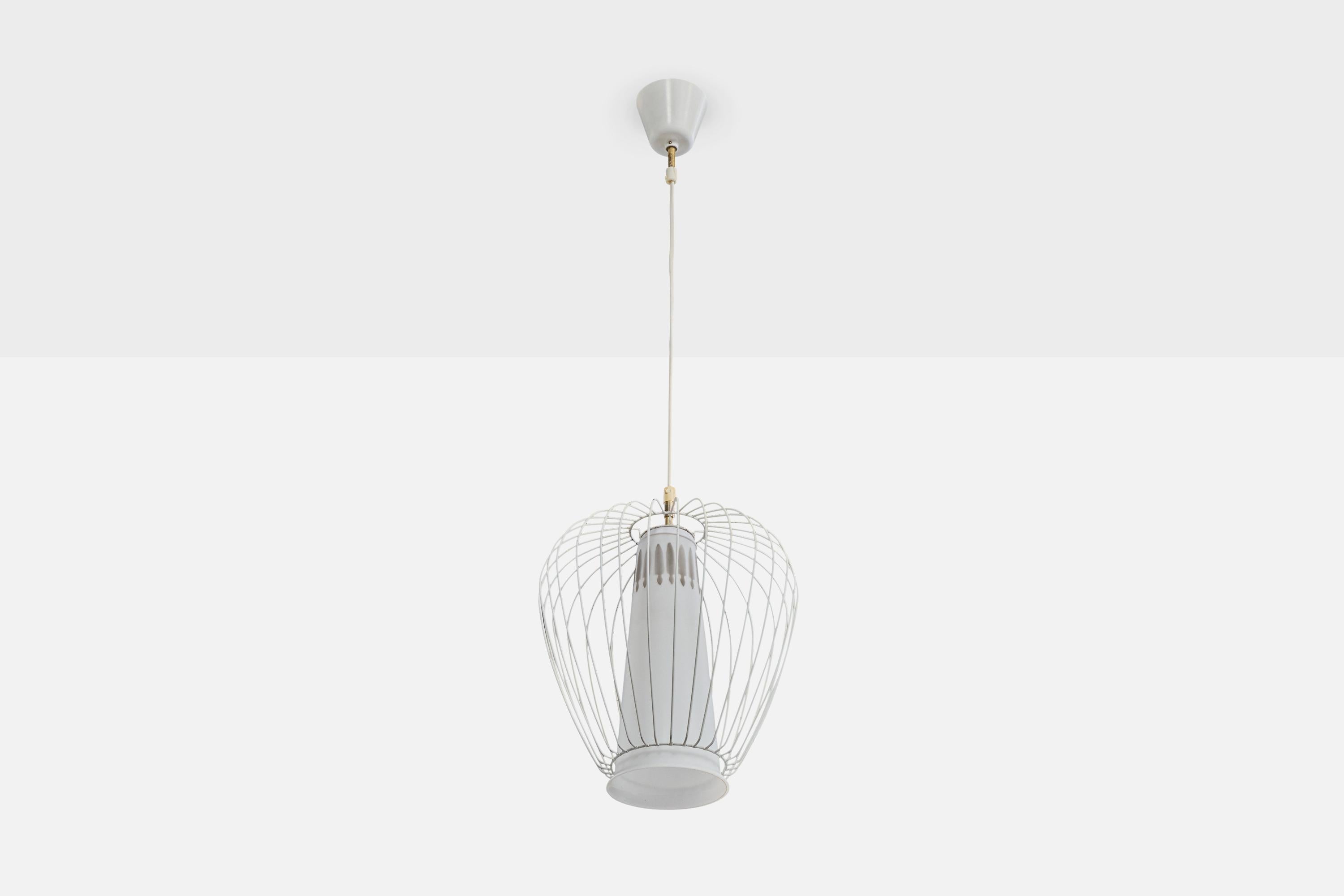 Suspension en verre opalin blanc, métal laqué blanc et laiton, conçue et produite en Suède, vers les années 1950.

Perte de peinture mineure à divers endroits du cadre autour de l'abat-jour.

Dimensions globales (pouces) : 36.5 