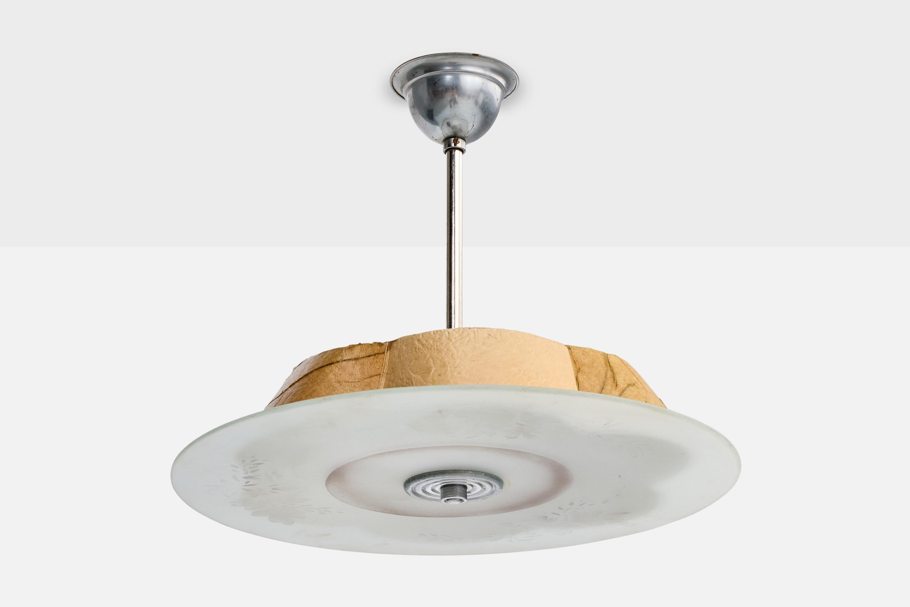 Suspension en parchemin beige, verre opalin et métal, conçue et produite en Suède, C.C.

Dimensions globales (pouces) : 13.0 