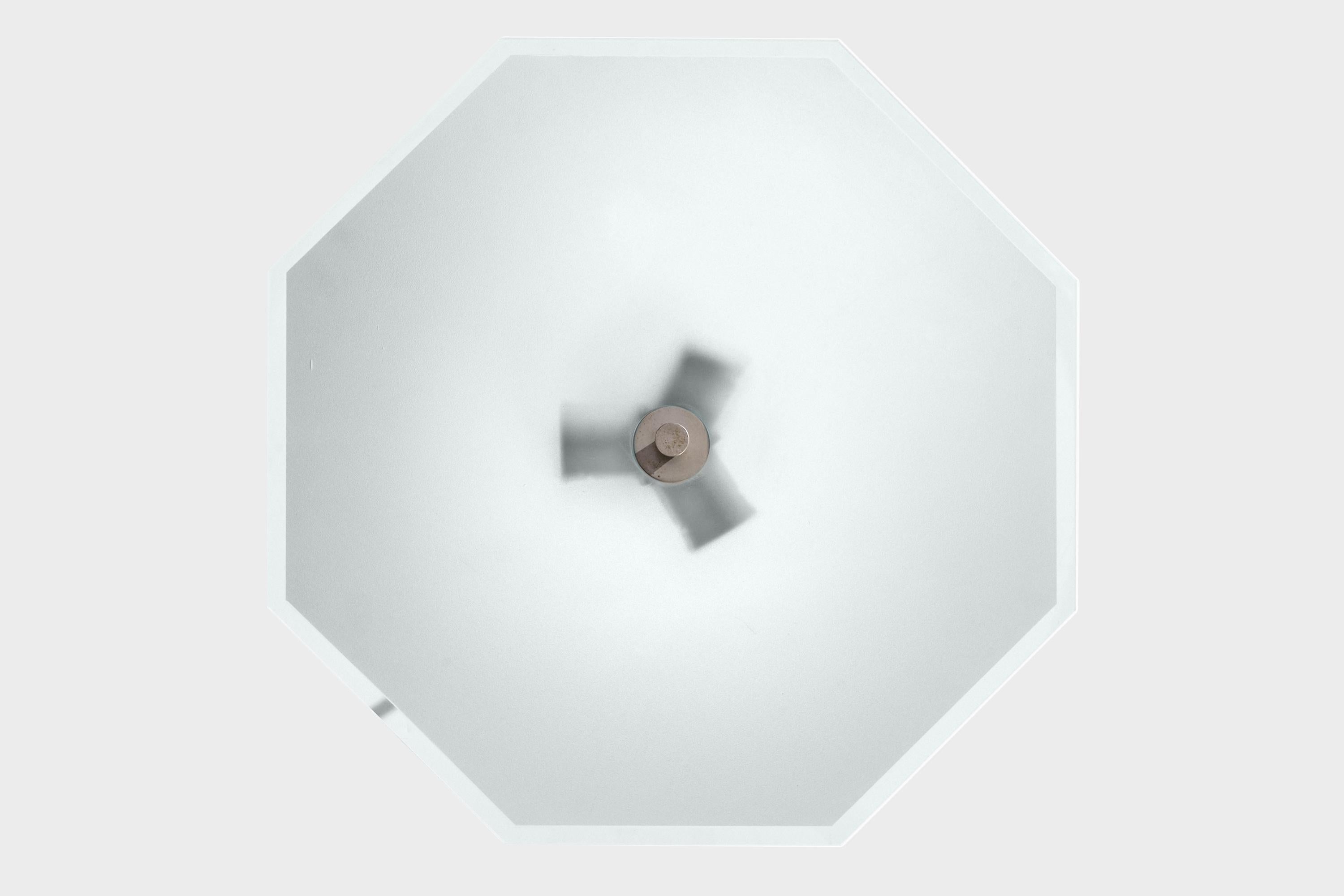 Una lampada a sospensione in nichel e vetro smerigliato progettata e prodotta in Svezia, negli anni '30 circa.

Dimensioni complessive (pollici): 16,5