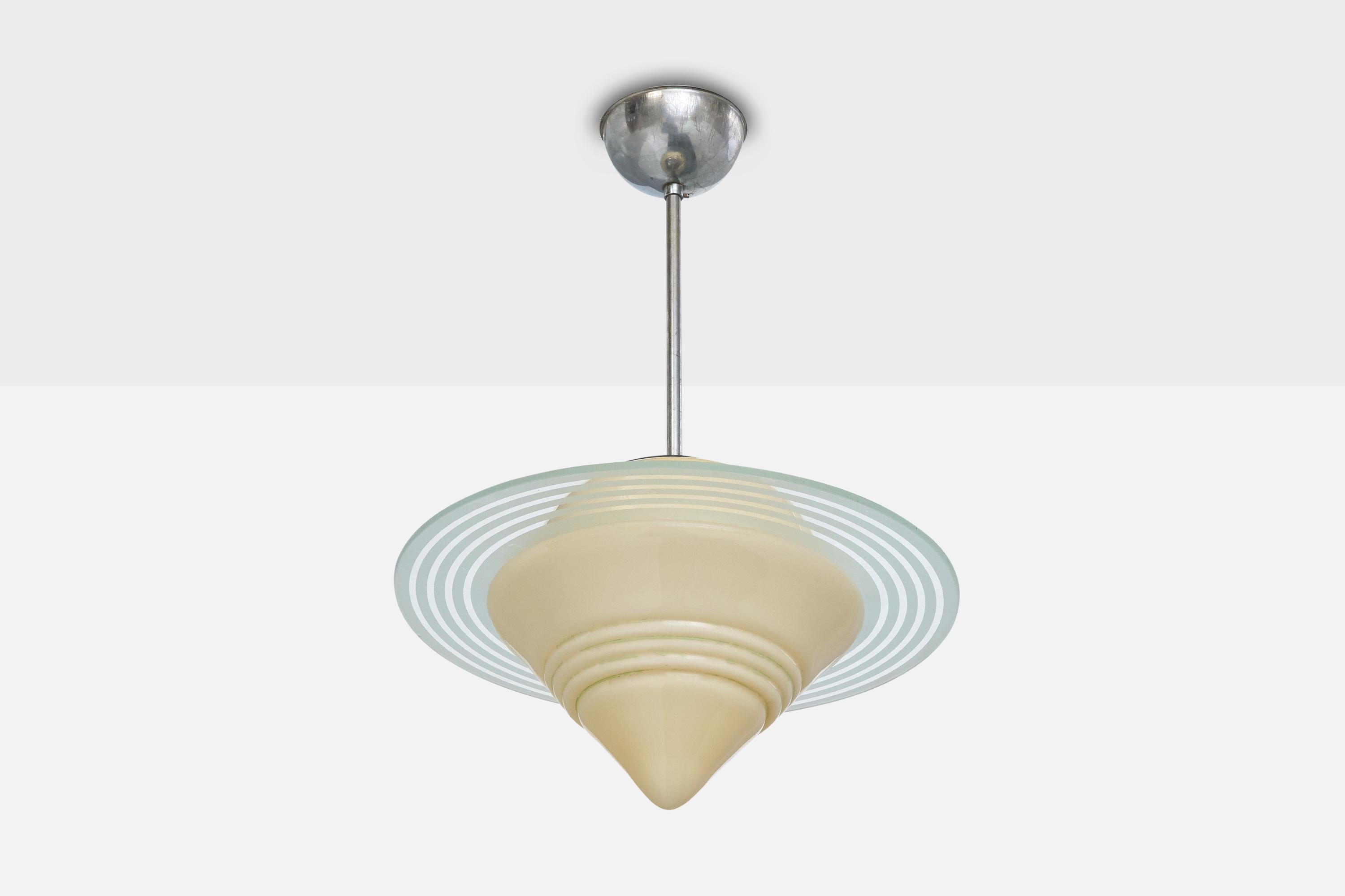 Lampada a sospensione in ottone nichelato, vetro opalino beige e acidato, progettata e prodotta in Svezia, negli anni '30 circa.

Dimensioni complessive (pollici): 19,5