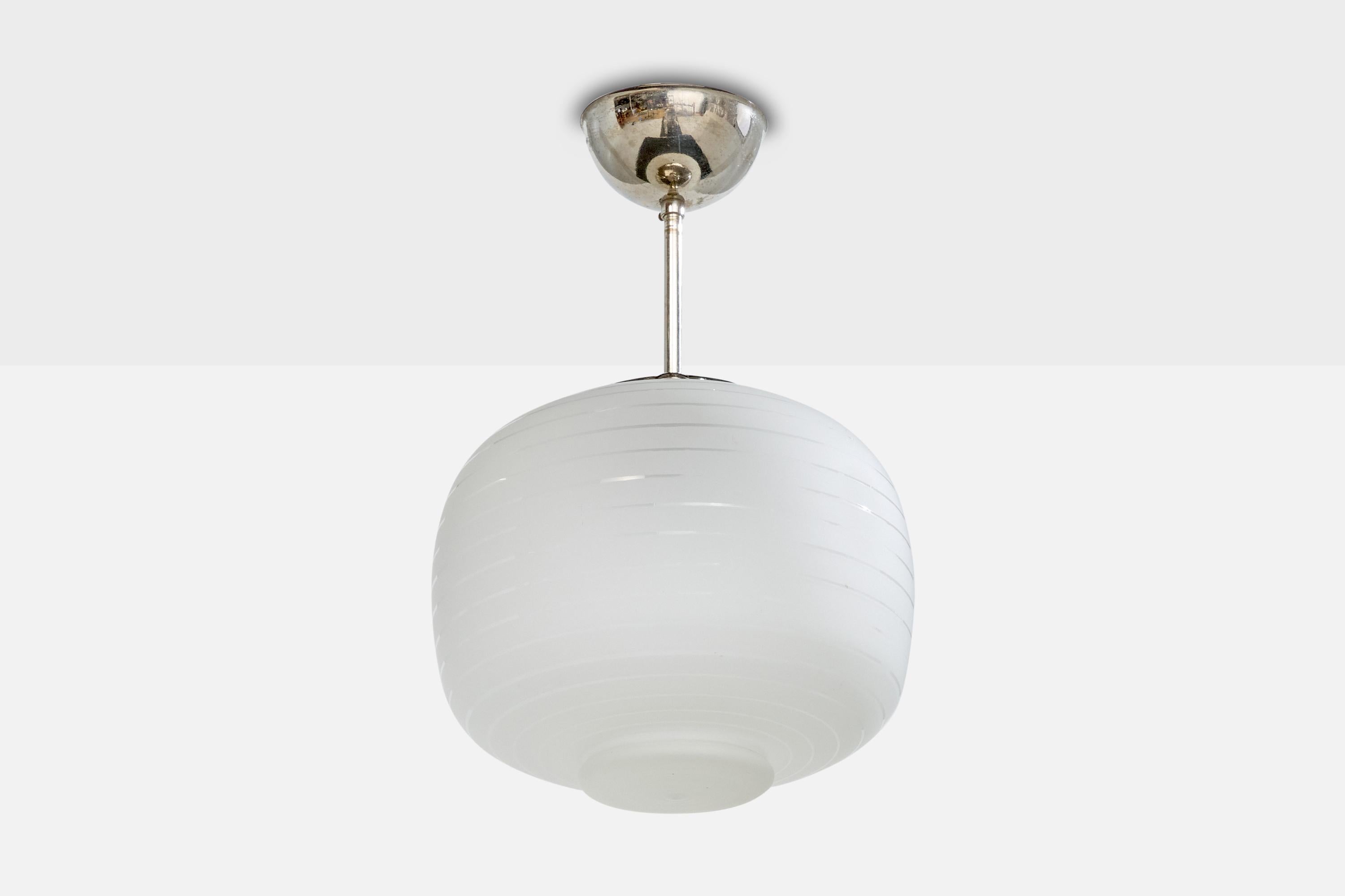 Lampada a sospensione in metallo nichelato e vetro progettata e prodotta in Svezia, anni '30 circa.

Dimensioni complessive (pollici): 15,5