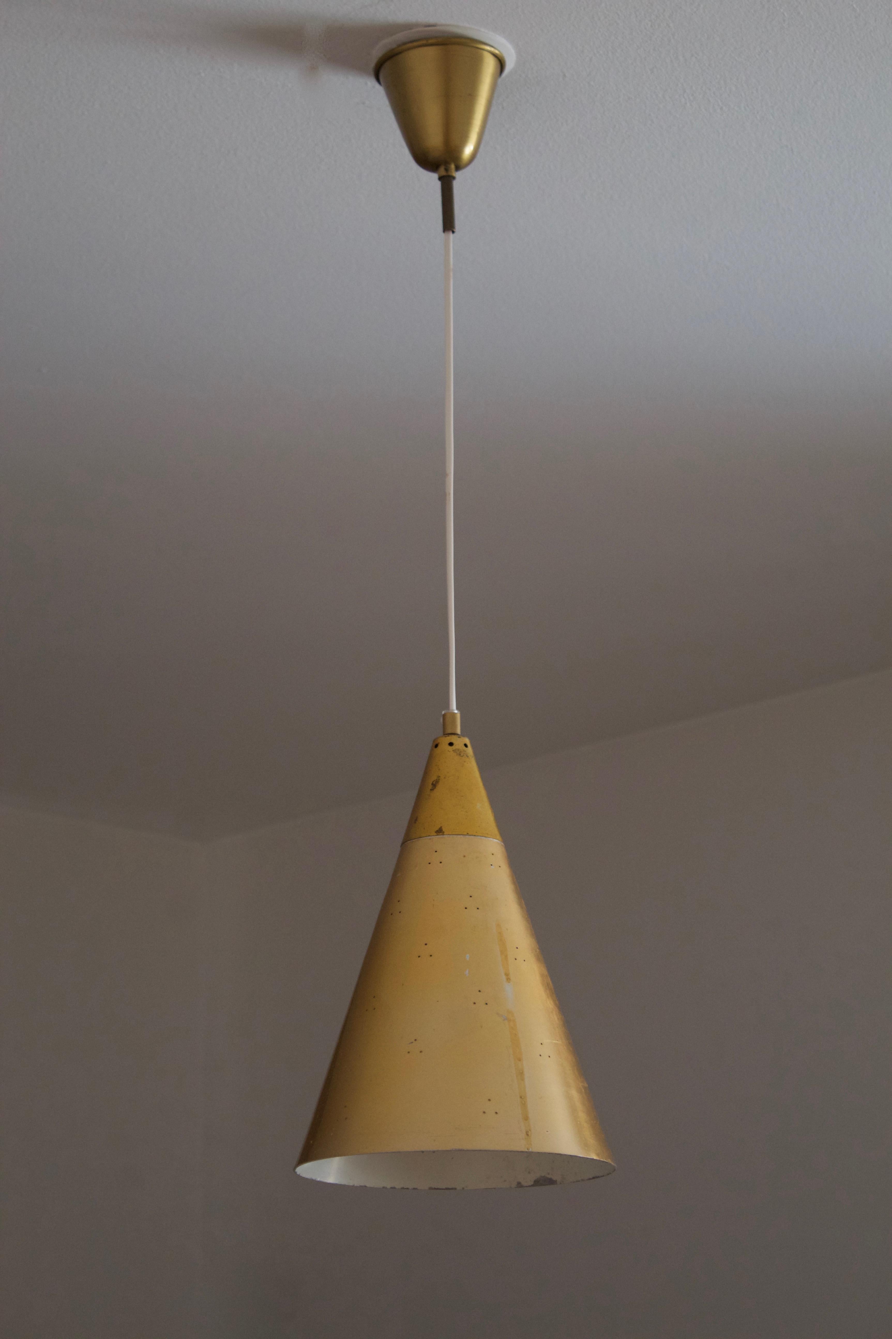 Eine Hängeleuchte / Deckenlampe. Entworfen und hergestellt in Schweden, ca. 1950er Jahre.

Höhe mit vollem Gefälle und Becher 86 cm / 33.85 inches.