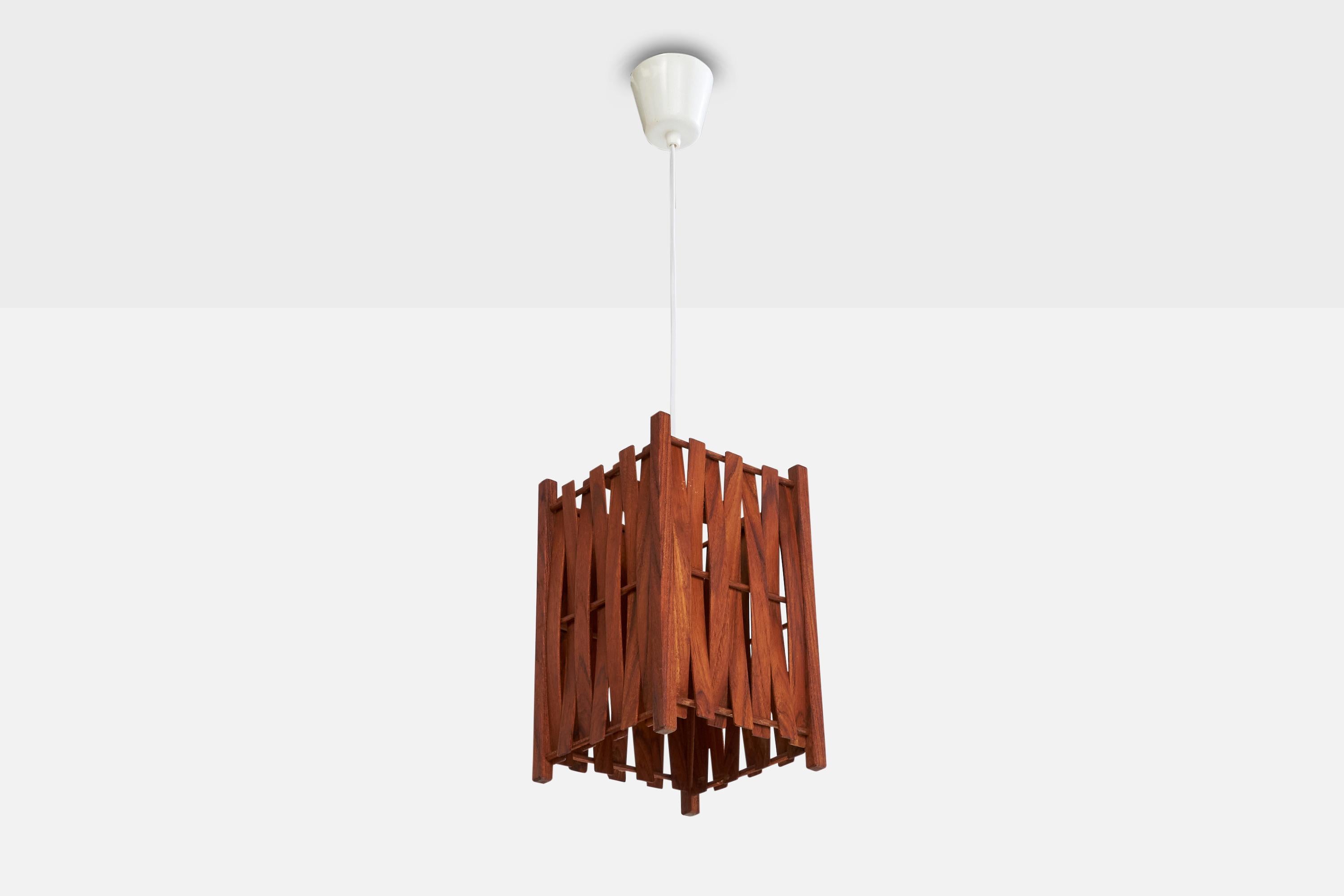 Una lampada a sospensione in pino tinto scuro progettata e prodotta in Svezia, negli anni '60 circa.

Dimensioni complessive (pollici): 30