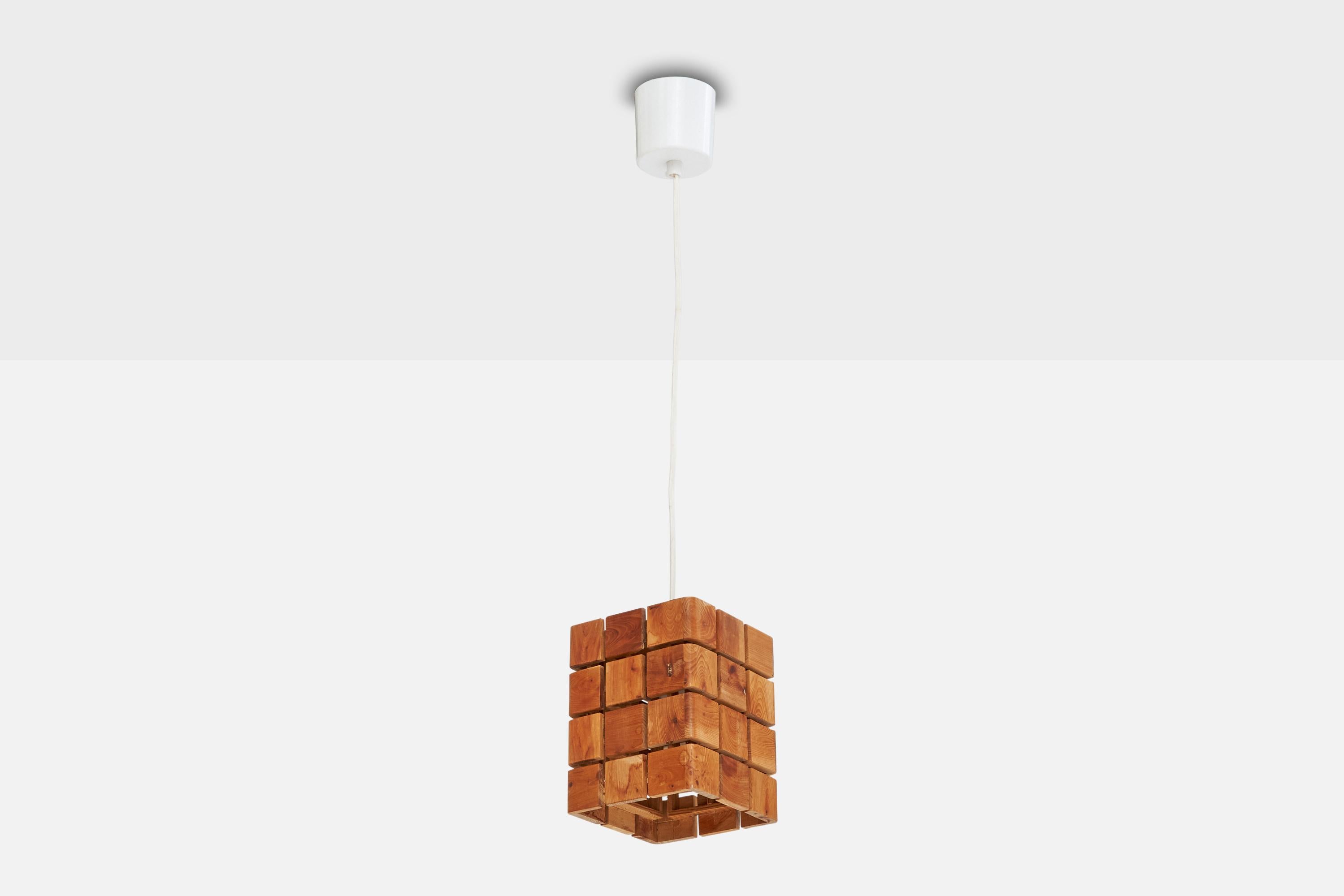 Lampada a sospensione in pino progettata e prodotta in Svezia, anni '1960 circa.

Dimensioni complessive: 25,25