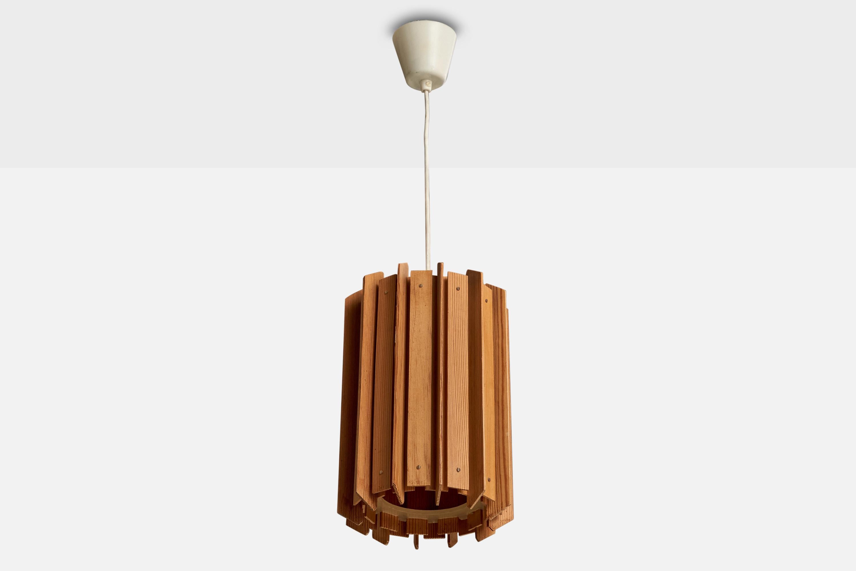 Lámpara colgante de pino diseñada y fabricada en Suecia, c. 1970.

Dimensiones totales (pulgadas): 29,875