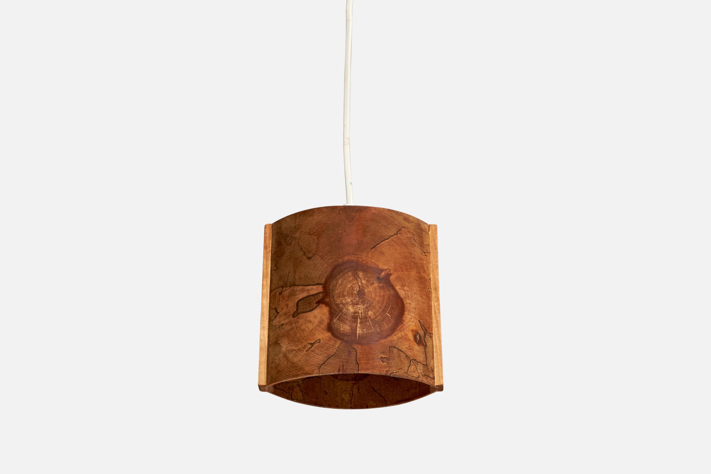 Lampe suspendue en pin conçue et produite en Suède, c. années 1970.

La hauteur totale correspond à la photo, mais la hauteur varie en fonction de la longueur du cordon.
Dimensions globales (pouces) : 26.5