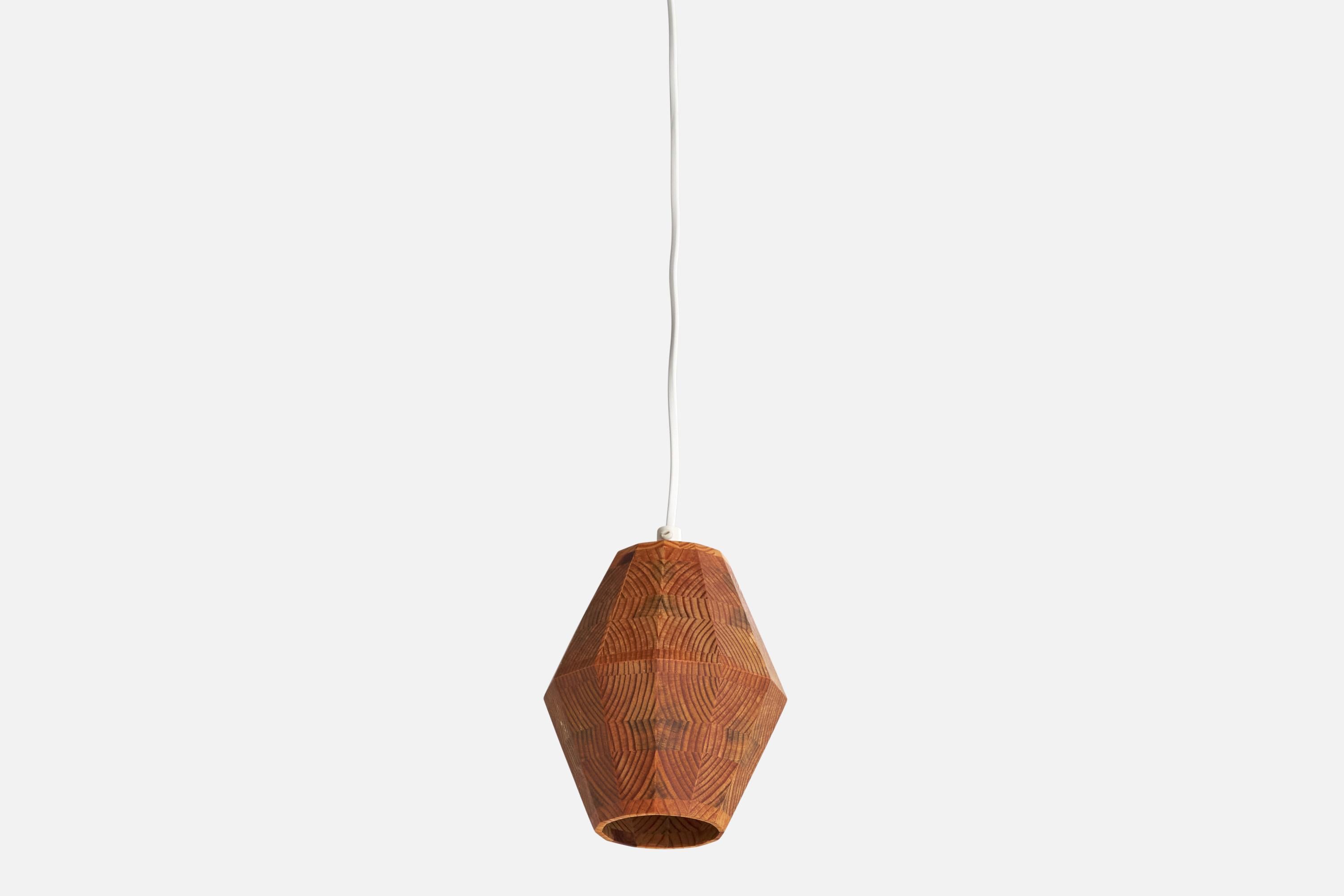 Pendelleuchte aus Kiefernholz, entworfen und hergestellt in Schweden, ca. 1970er Jahre

Gesamtabmessungen der Halterung (Zoll): 6,5