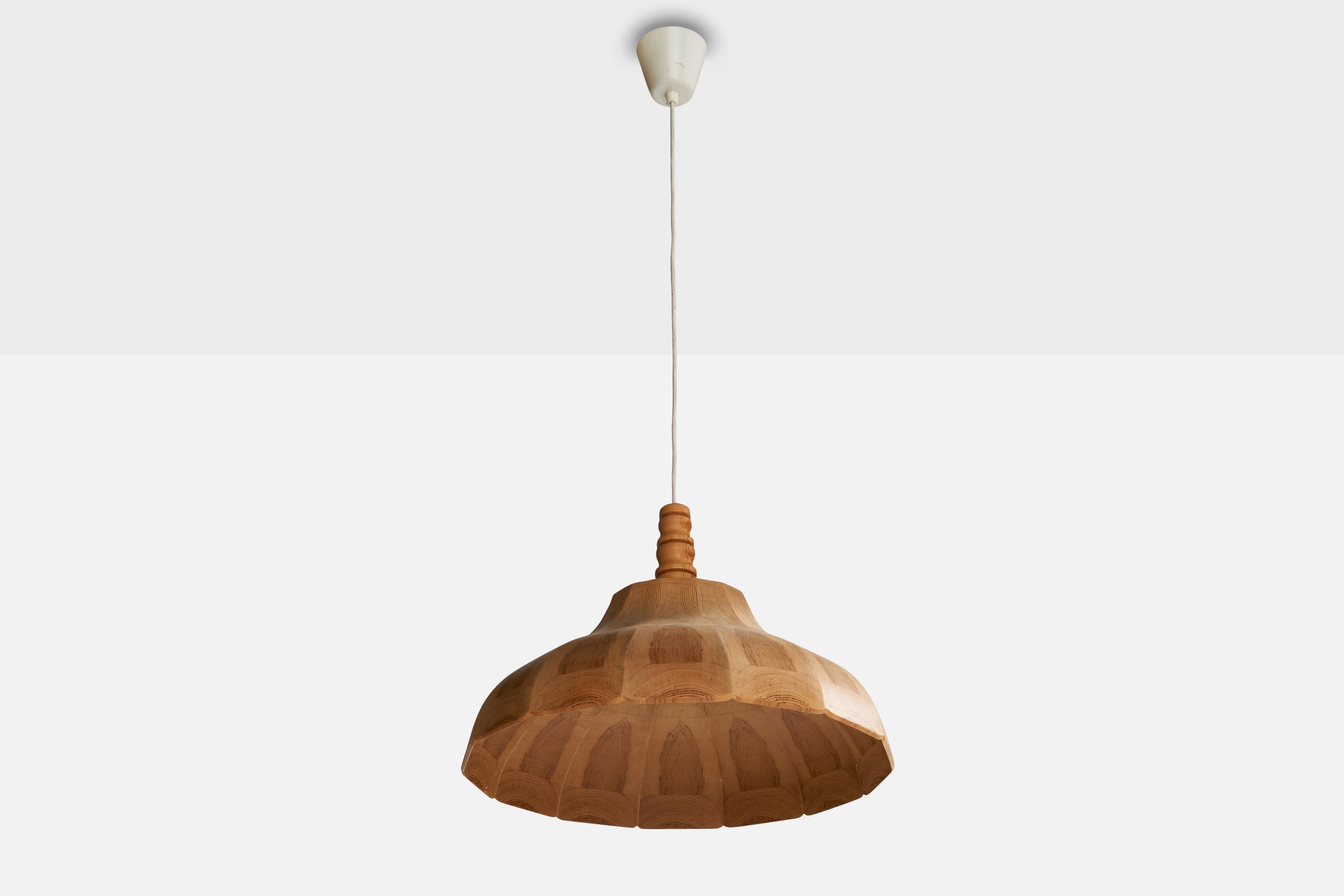 Lampada a sospensione in pino progettata e prodotta in Svezia, anni '70 circa.

Dimensioni complessive (pollici): 70,5