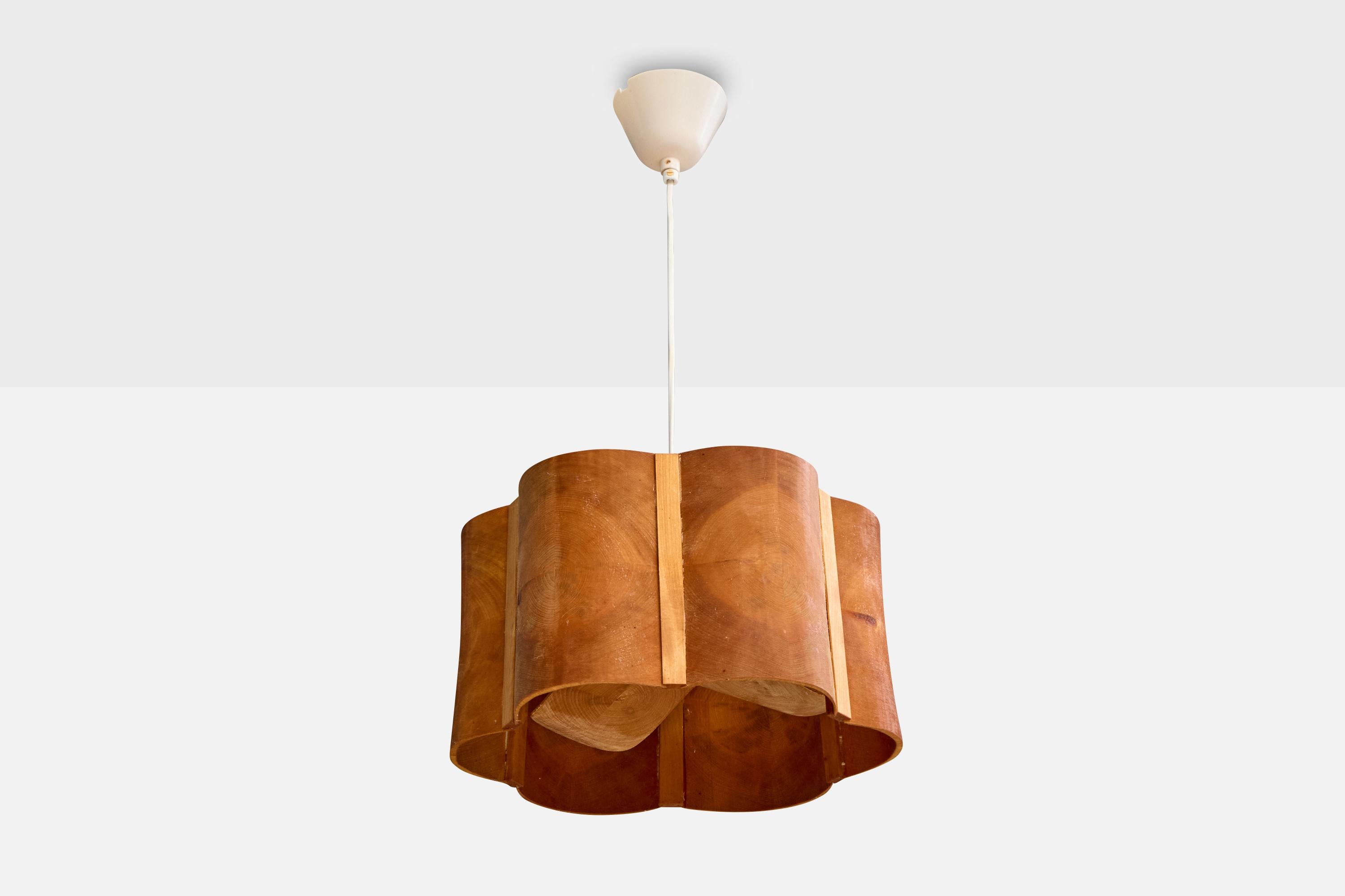 Lampada a sospensione in pino progettata e prodotta in Svezia, anni '70 circa.

Dimensioni complessive (pollici): 22,0 