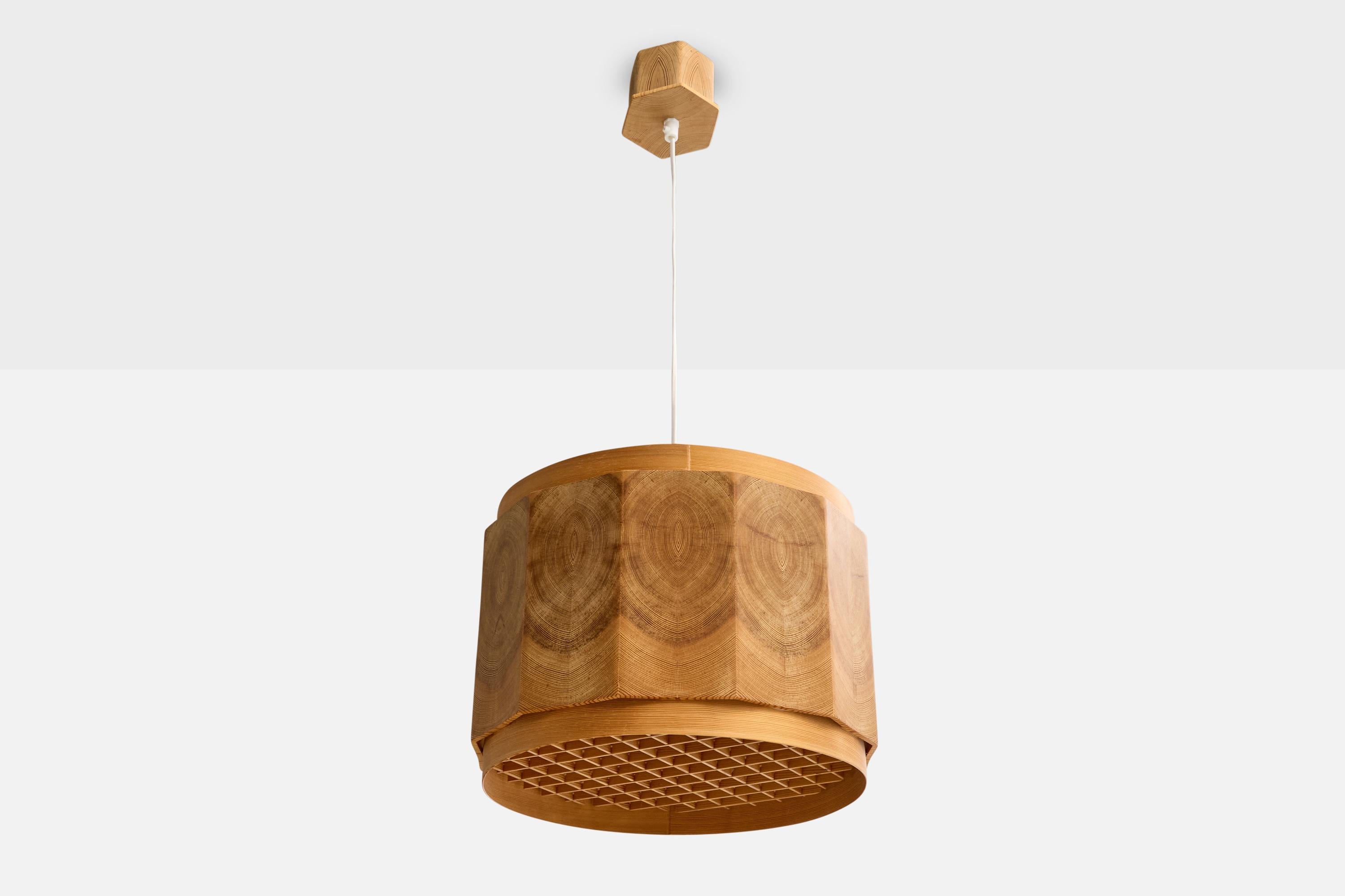 Lampe suspendue en pin produite par Andersson, Hakås Suède, c.C. 1970.

Dimensions globales (pouces) : 28.75 