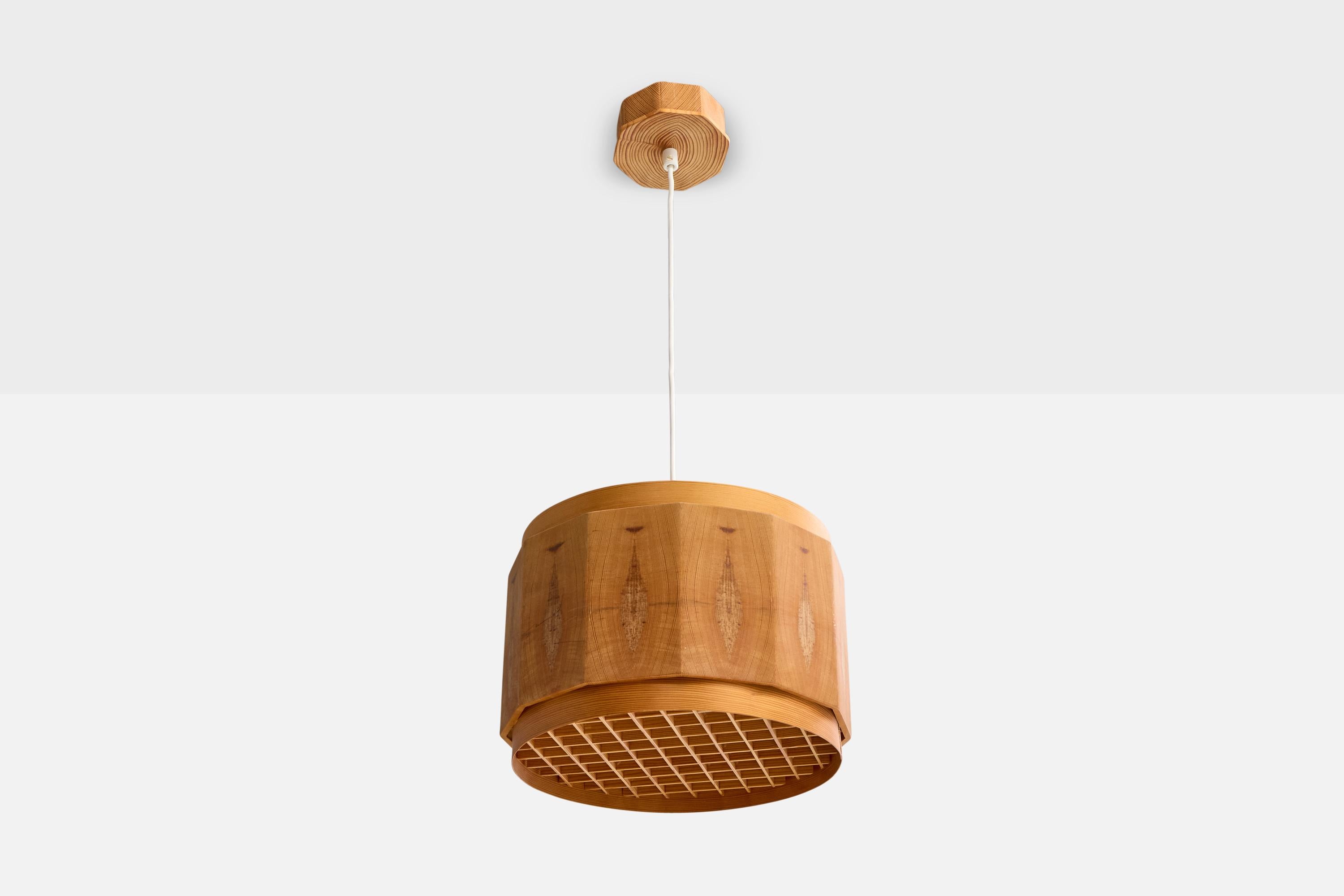 Lampe suspendue en pin produite par Andersson, Hakås Suède, c.C. 1970.

Dimensions globales (pouces) : 33.0 
