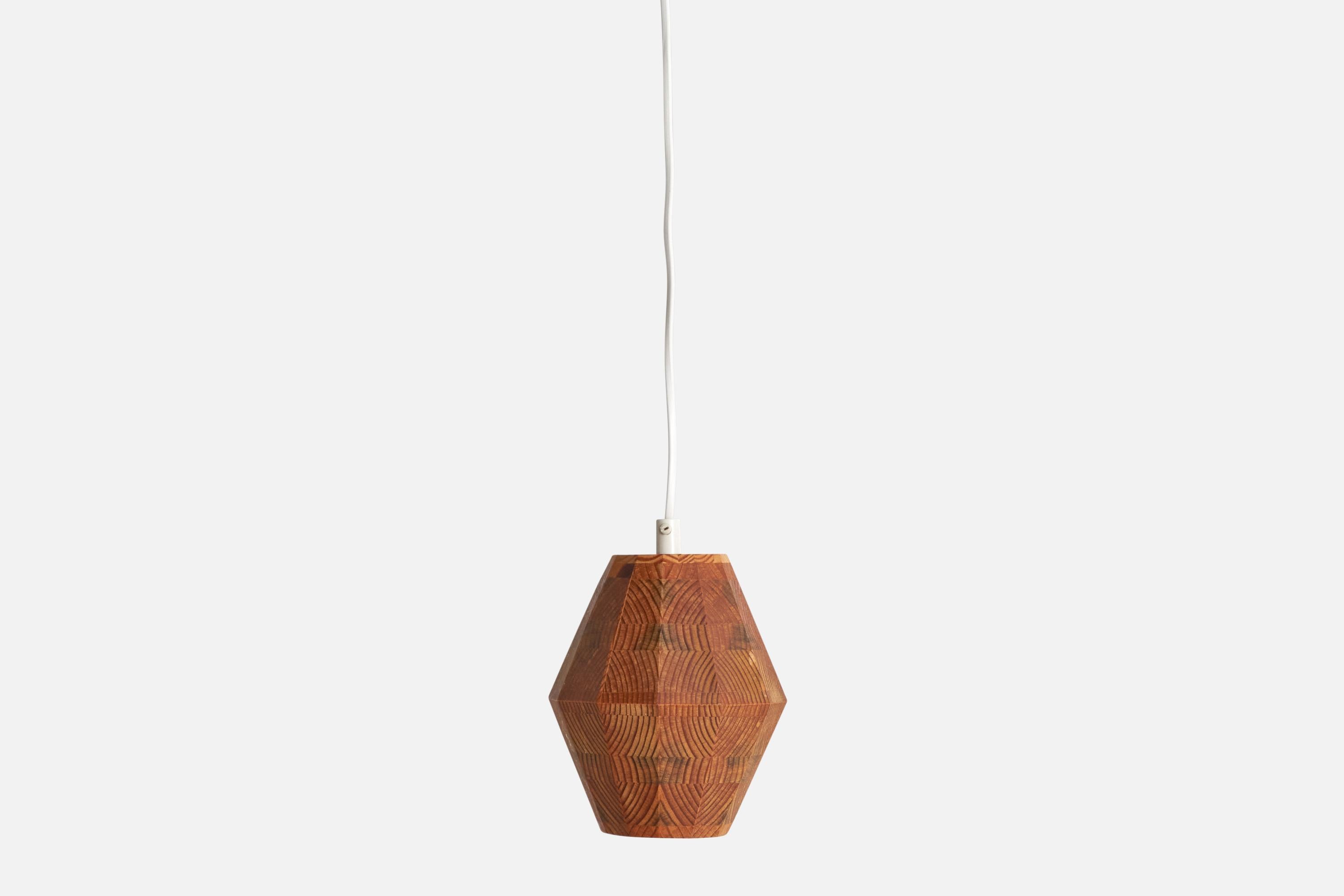 Schwedische Designerin, Pendelleuchte, Kiefernholz, Schweden, 1970er Jahre im Zustand „Gut“ im Angebot in High Point, NC