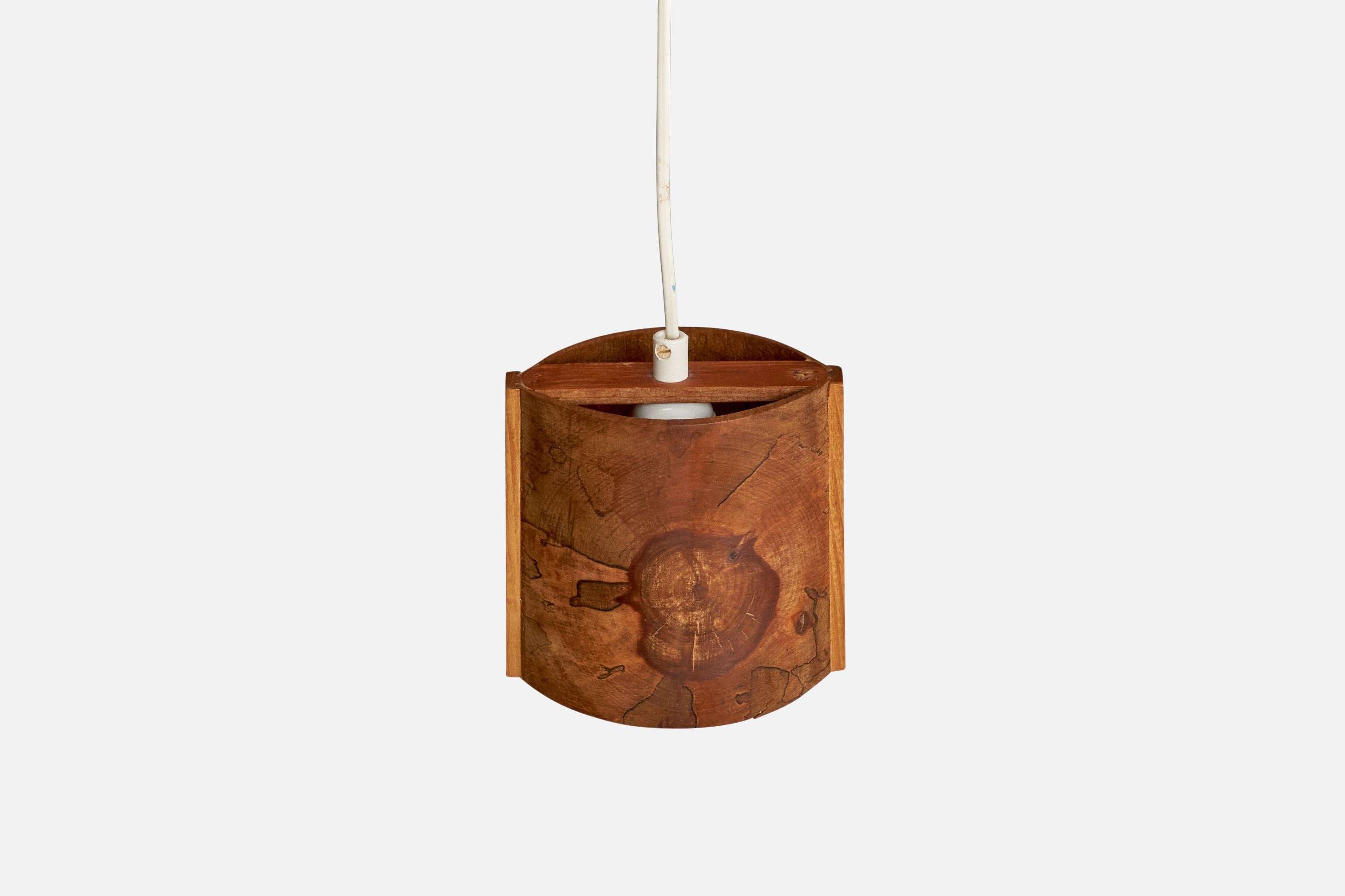 Designer suédois, lampe suspendue, pin, Suède, années 1970 Bon état - En vente à High Point, NC