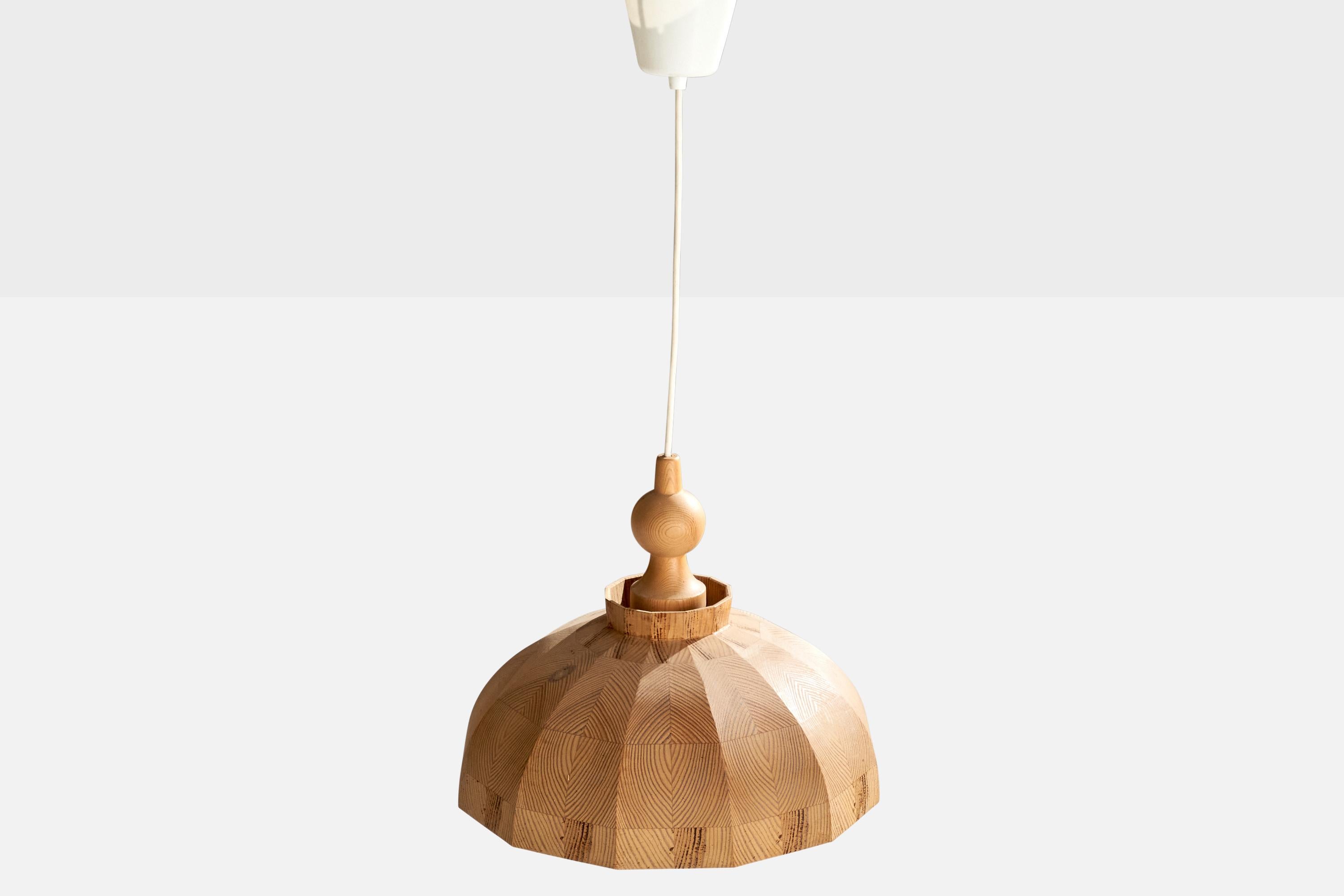 Schwedische Designerin, Pendelleuchte, Kiefernholz, Schweden, 1970er Jahre (Ende des 20. Jahrhunderts) im Angebot