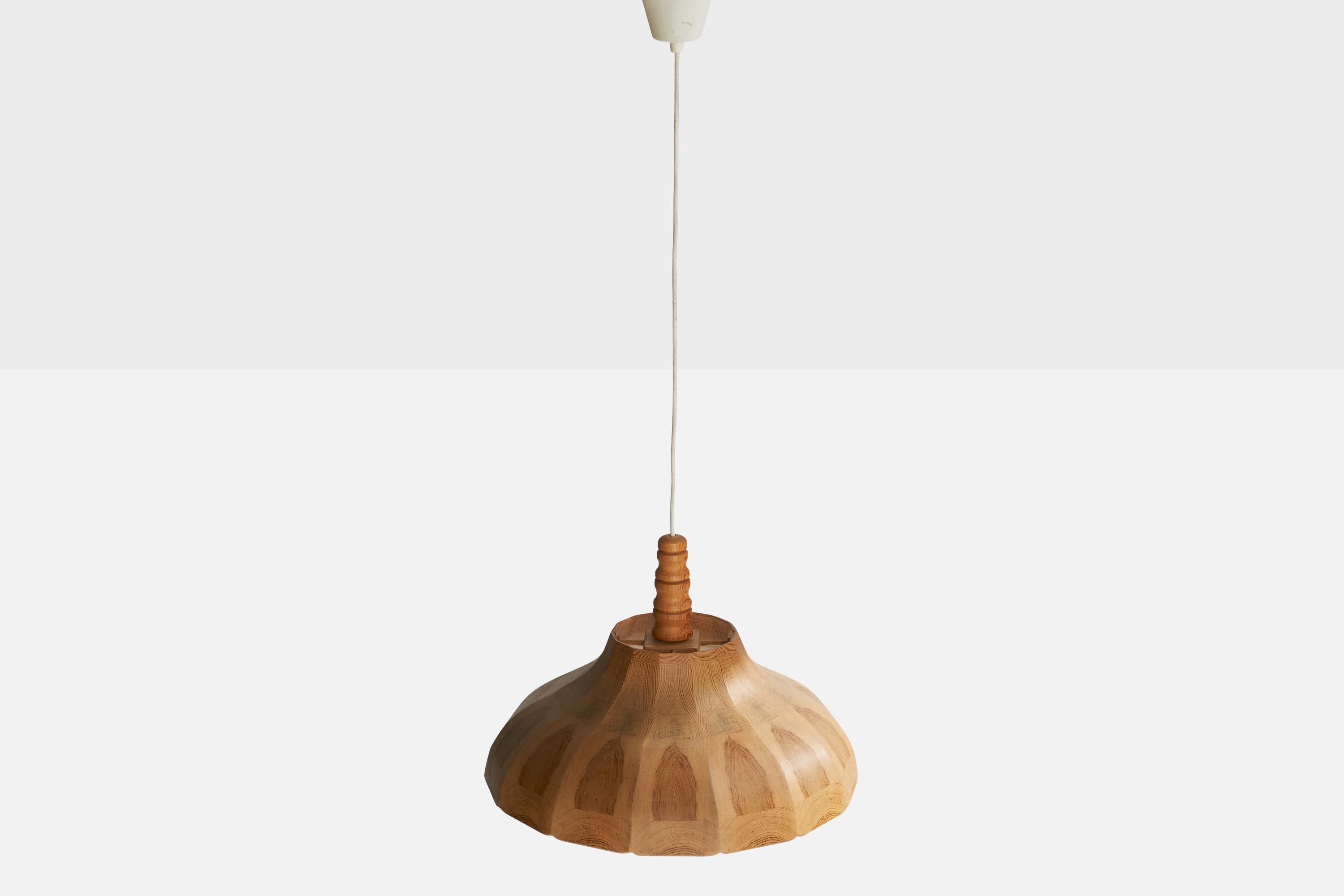 Designer svedese, lampada a sospensione, pino, Svezia, anni '70 In condizioni buone in vendita a High Point, NC