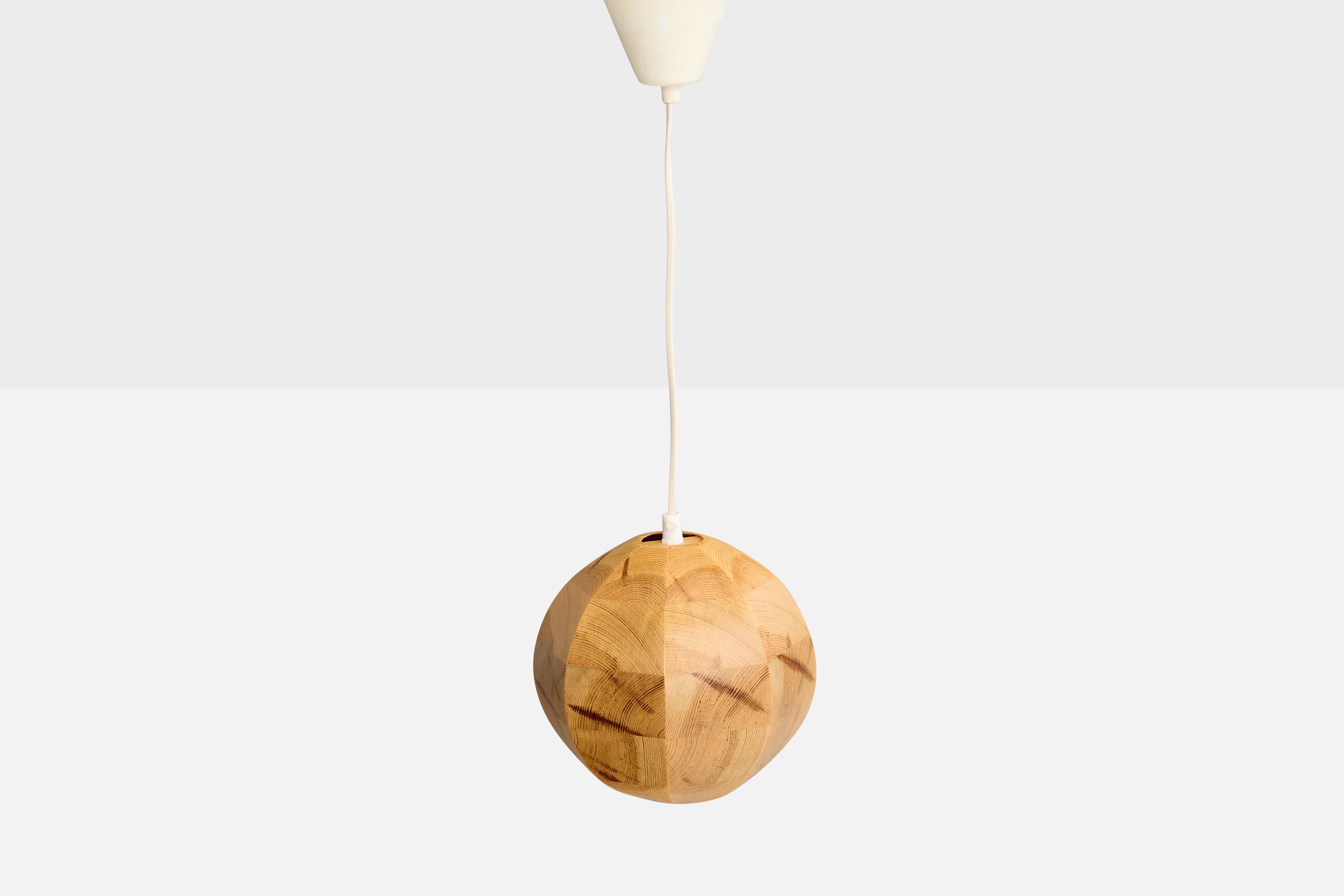 Suédois Swedish Designer, Pendant Light, Pine, Sweden, 1970s en vente