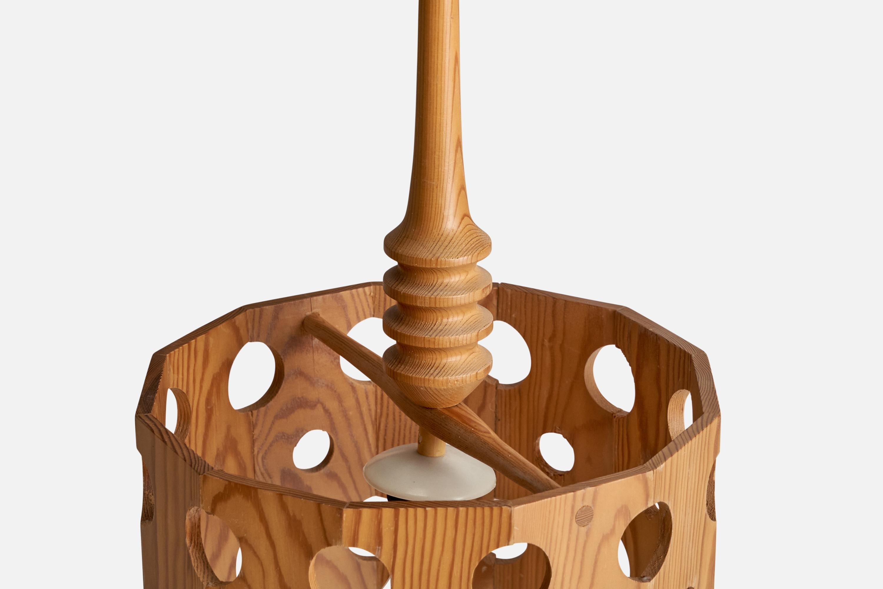 Schwedische Designerin, Pendelleuchte, Kiefernholz, Schweden, 1970er Jahre im Angebot 1