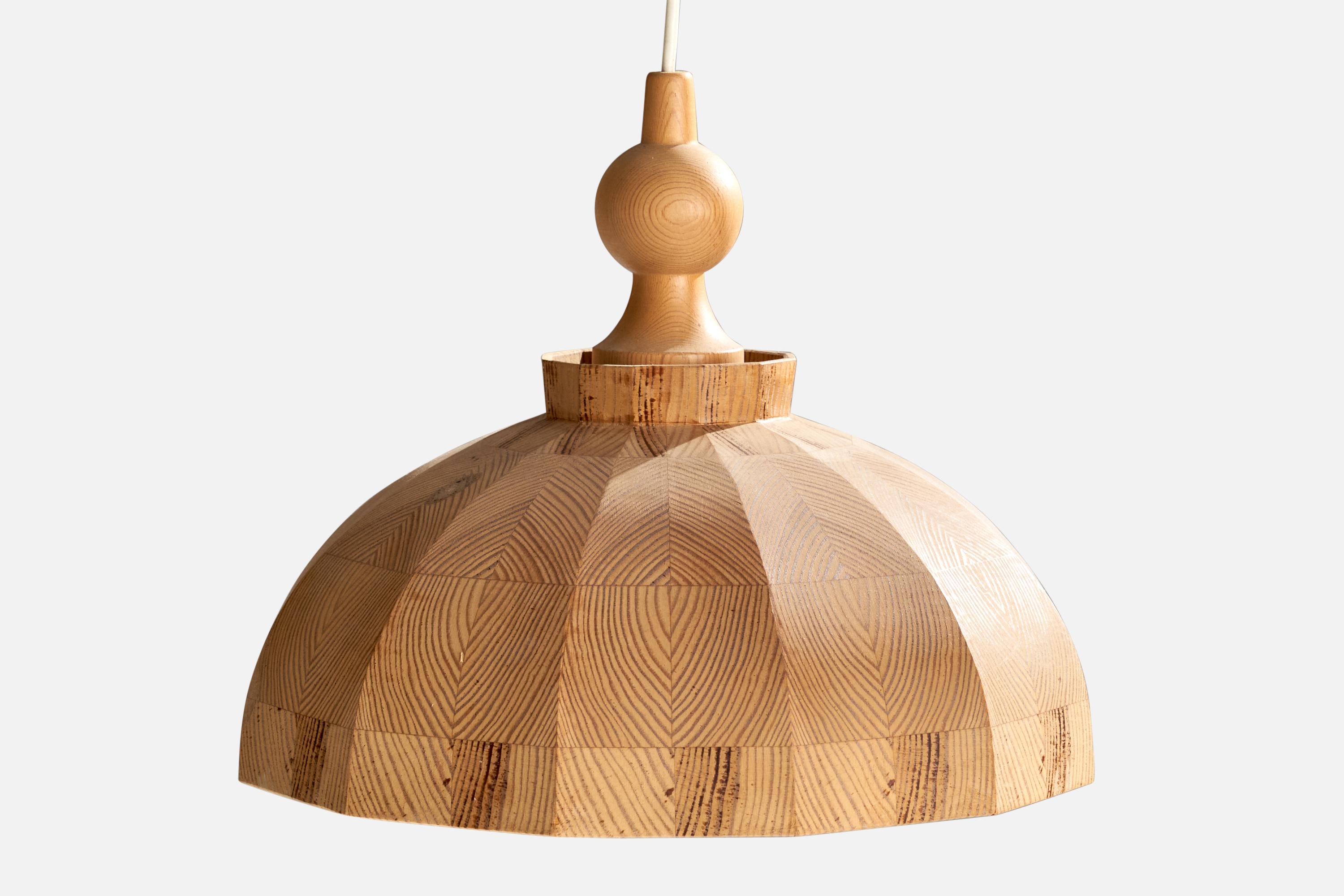 Schwedische Designerin, Pendelleuchte, Kiefernholz, Schweden, 1970er Jahre im Angebot 1