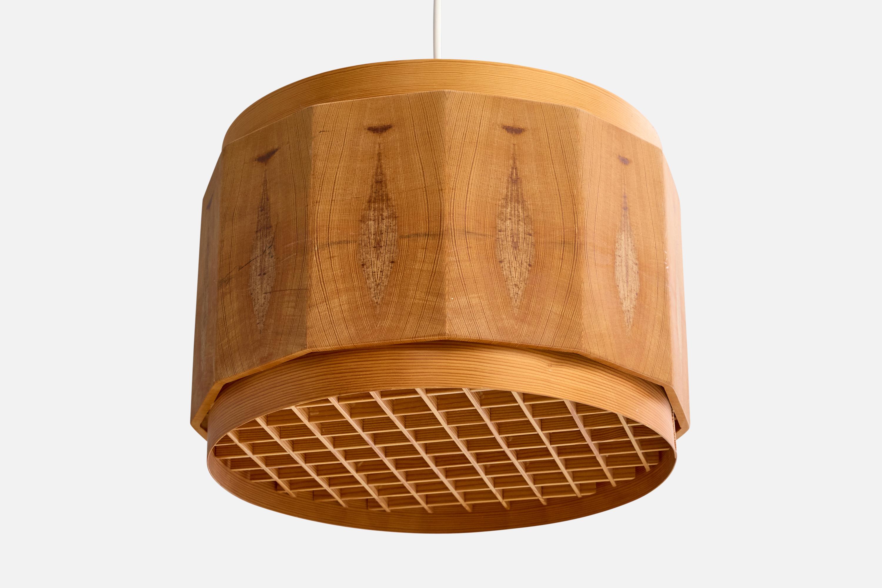 Designer suédois, lampe suspendue, pin, Suède, années 1970 Bon état - En vente à High Point, NC