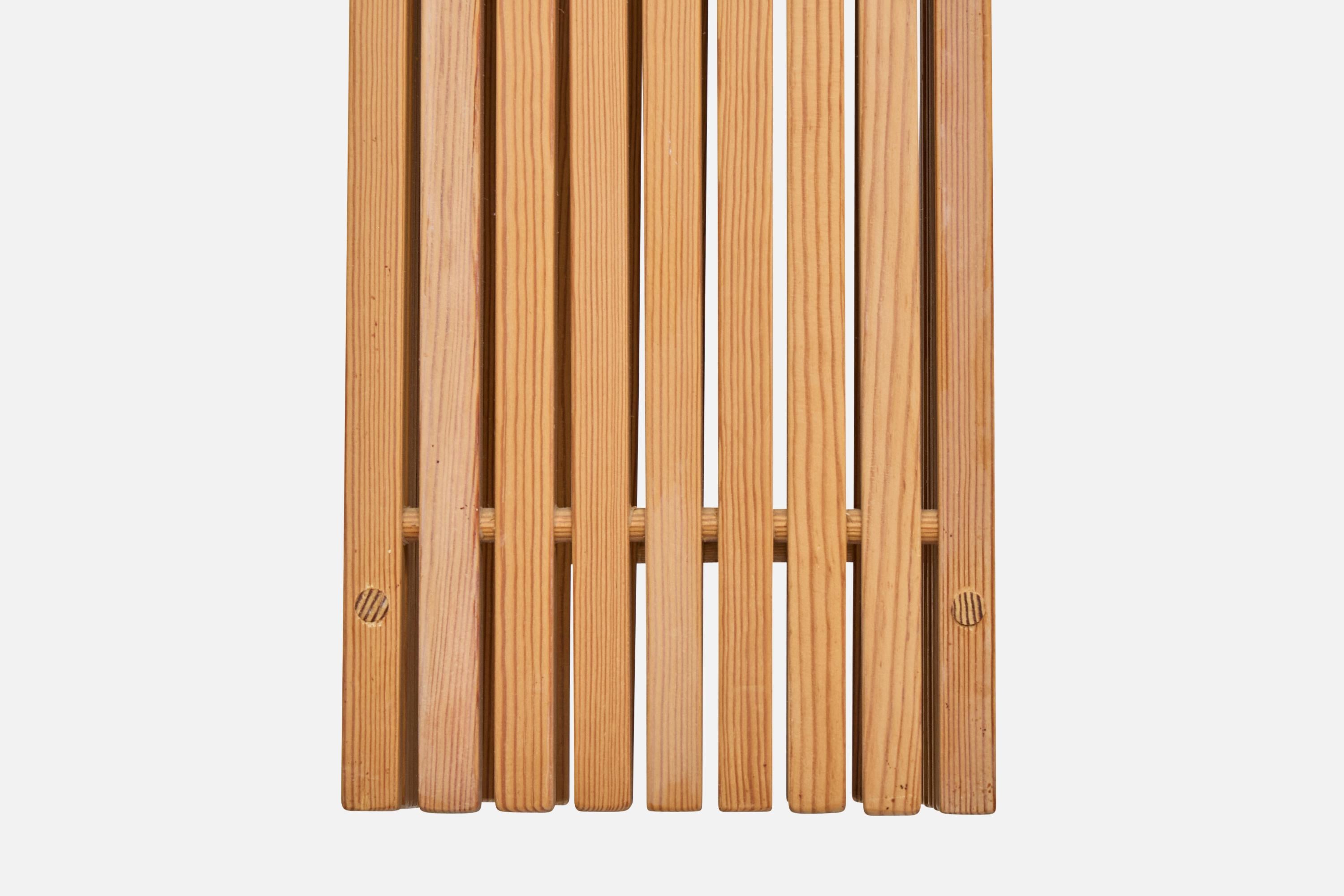 Designer suédois, lampe suspendue, pin, Suède, années 1970 Bon état - En vente à High Point, NC