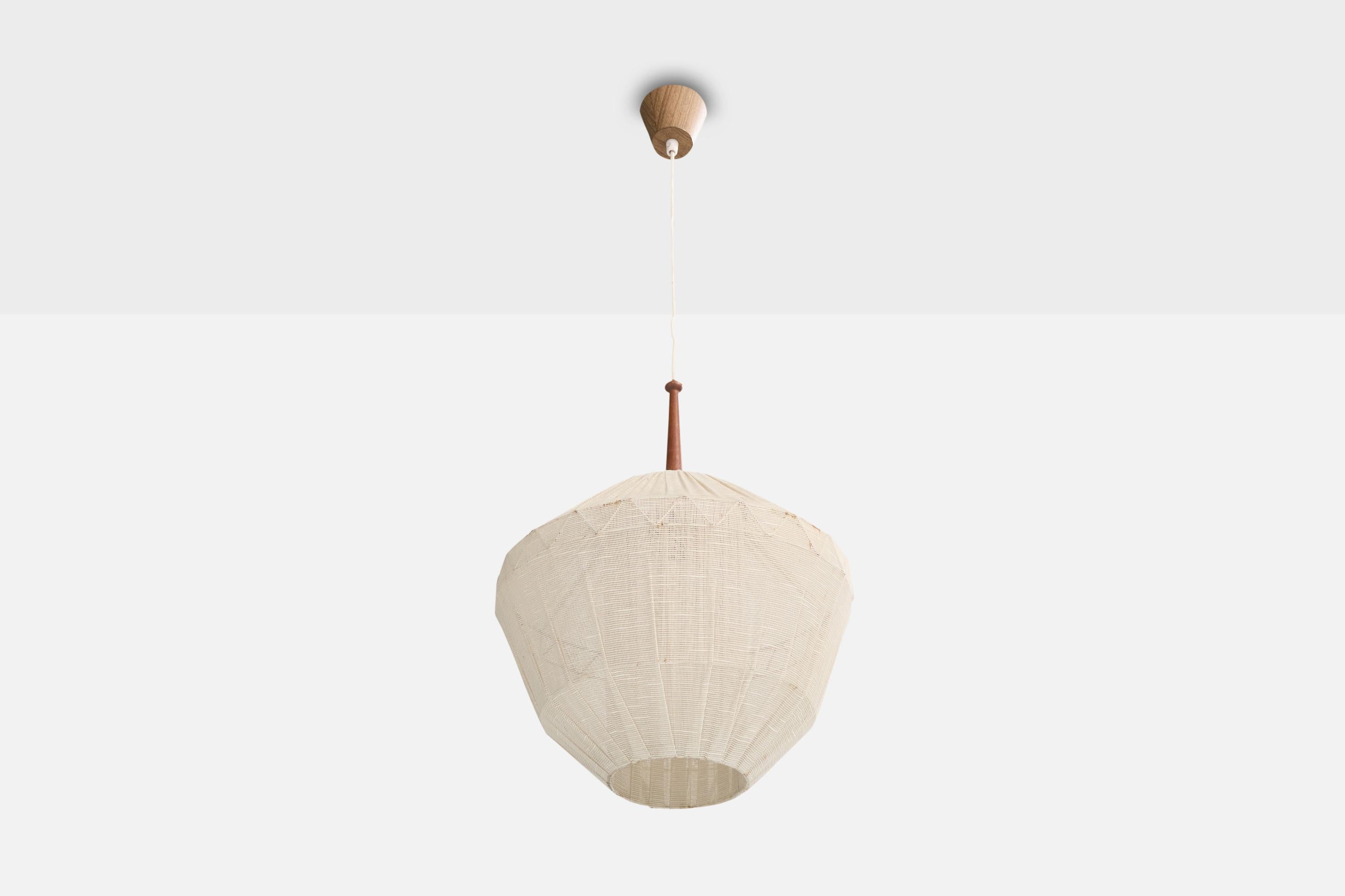 Hängeleuchte aus Teakholz und cremefarbenem Stoff, entworfen und hergestellt in Schweden, ca. 1950er Jahre.

Vintage-Stoff mit Flecken wie abgebildet.

Gesamtabmessungen (Zoll): 33,75