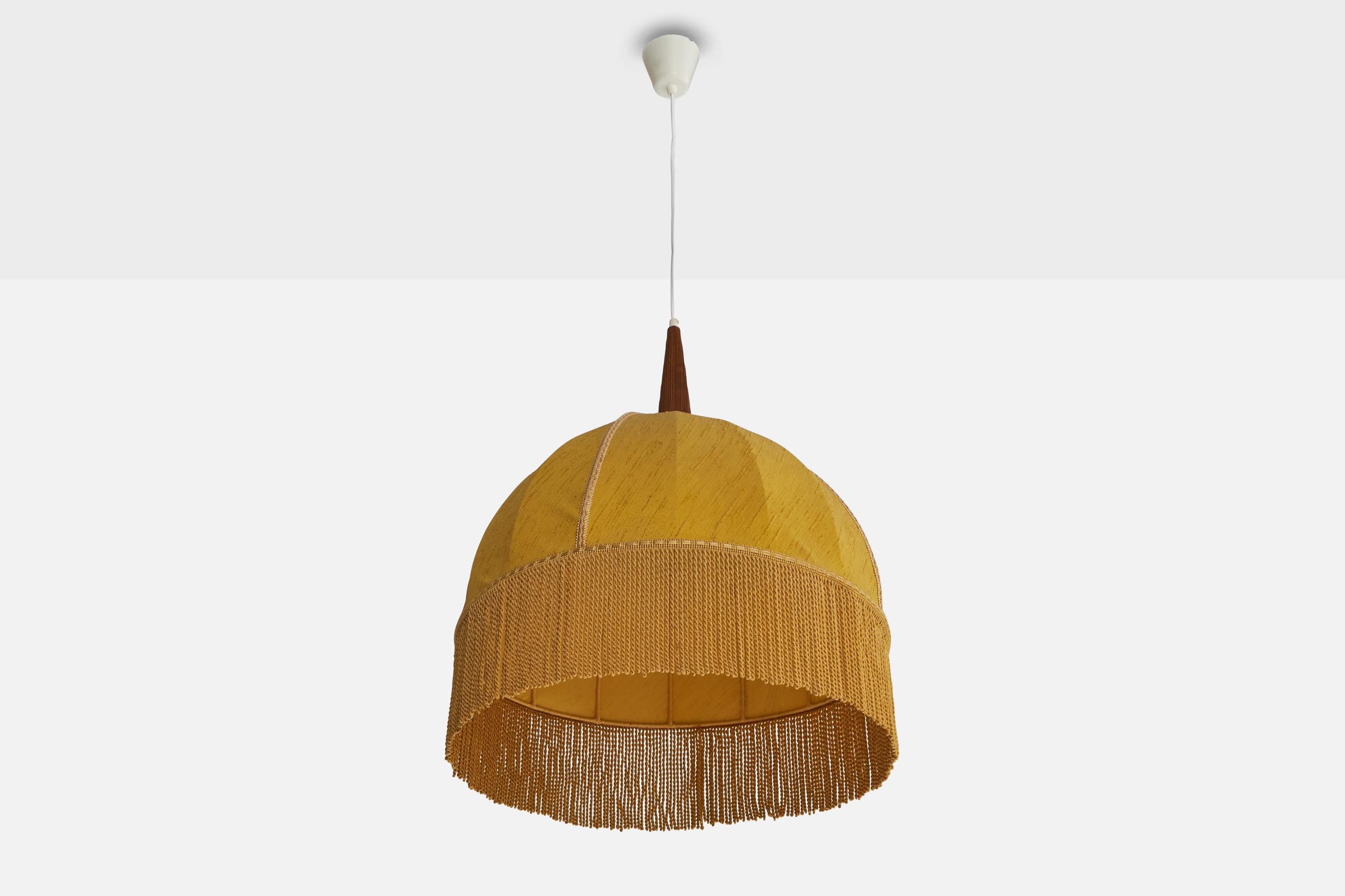 Lampada a sospensione in tessuto giallo e teak progettata e prodotta in Svezia, anni '50 circa.

Dimensioni complessive (pollici): 125,5