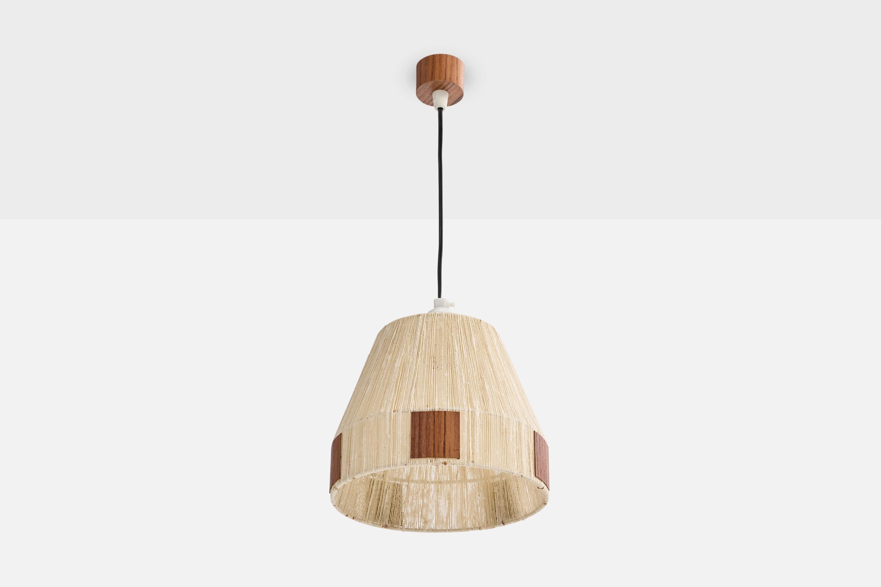 Suspension en bois et tissu beige conçue et produite en Suède, vers les années 1950.

Dimensions globales (pouces) : 20.0