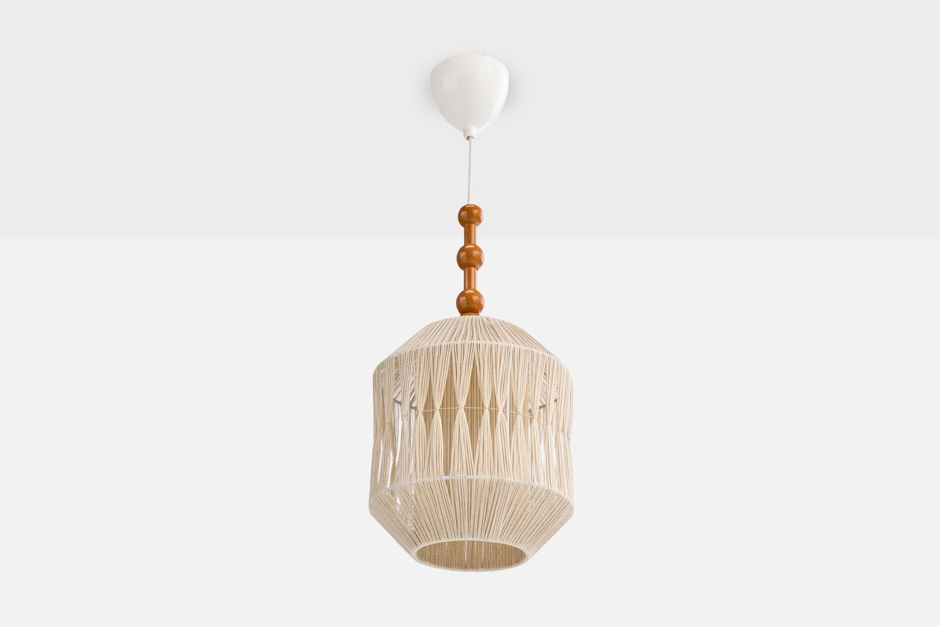 Suspension en tissu beige et bois peint en brun, conçue et produite en Suède, c.C. années 1960.

Dimensions globales (pouces) : 24.5 