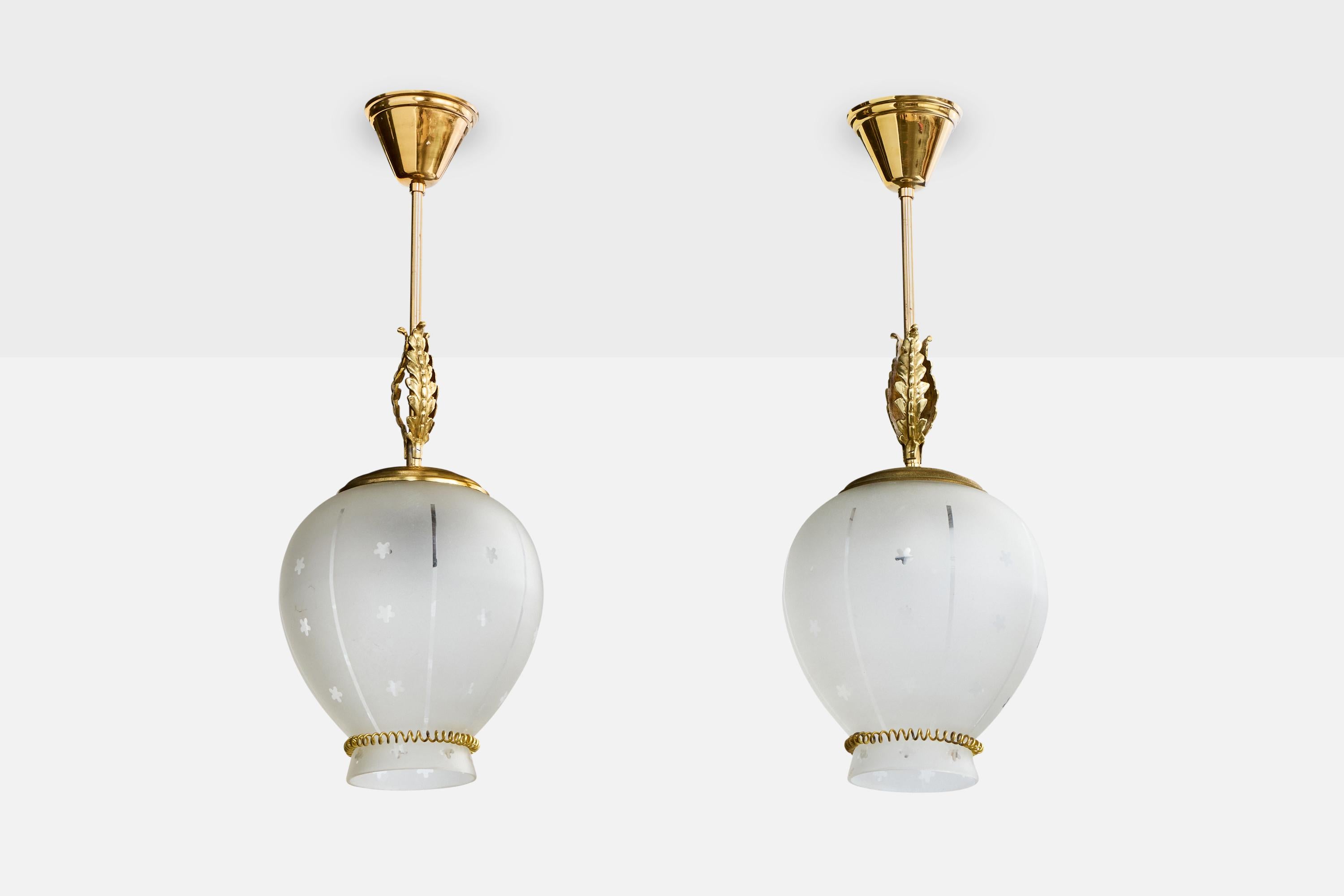 Coppia di lampade a sospensione in ottone e vetro acidato progettate e prodotte in Svezia, anni '40 circa.

Dimensioni complessive (pollici): 23.0 