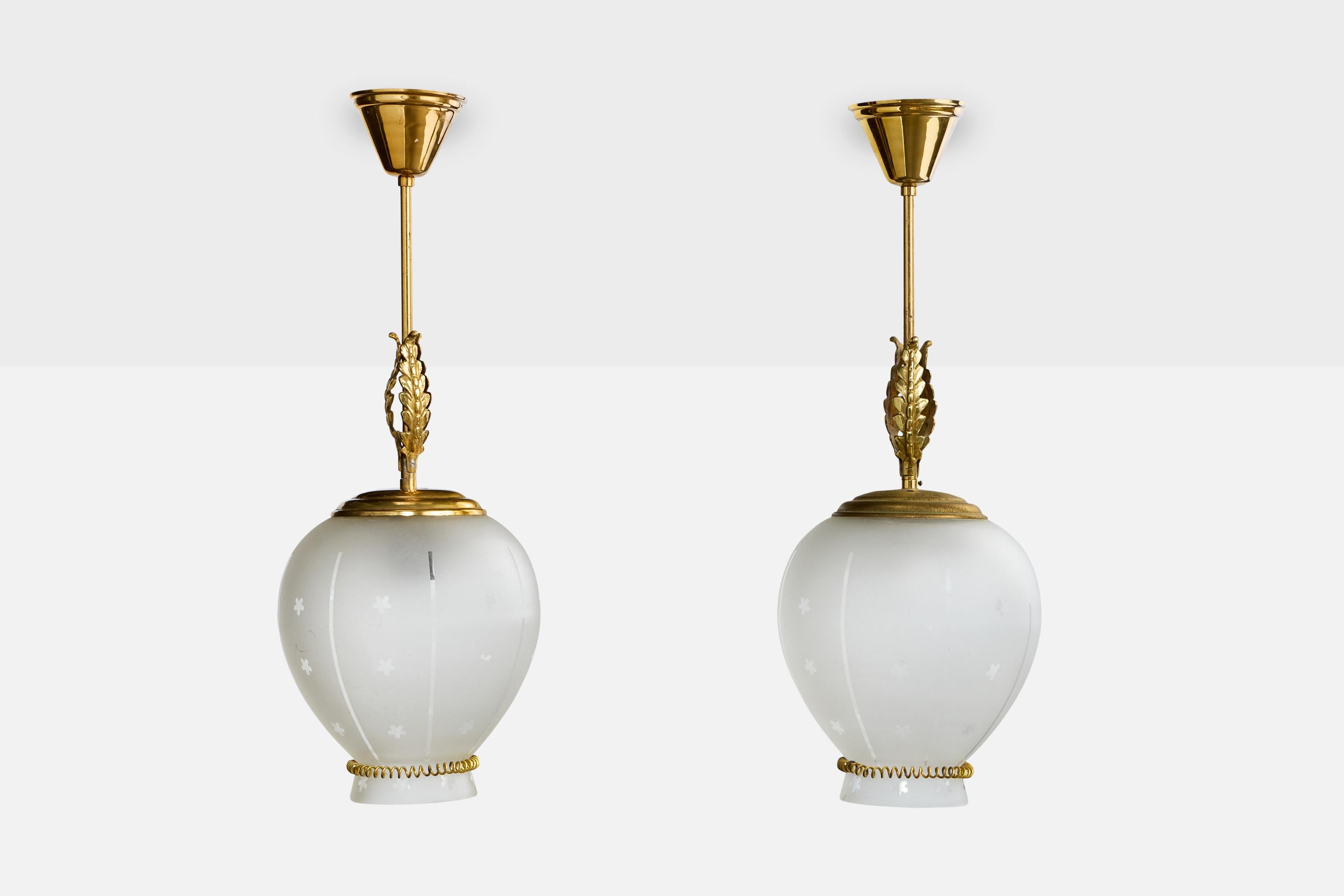 Mid-Century moderno Designer svedese, lampade a sospensione, ottone, vetro, Svezia, anni '40 in vendita