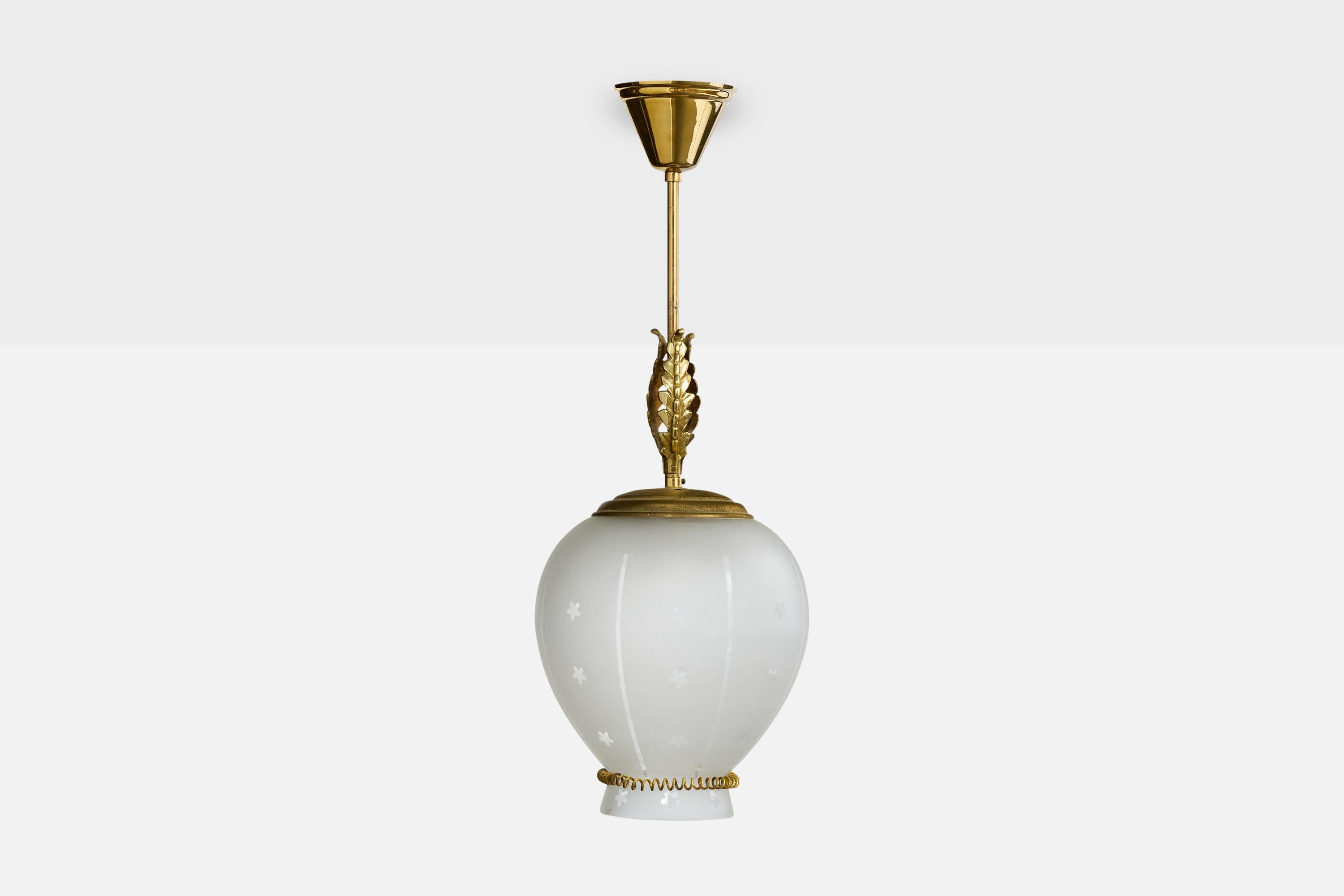 Designer svedese, lampade a sospensione, ottone, vetro, Svezia, anni '40 In condizioni buone in vendita a High Point, NC