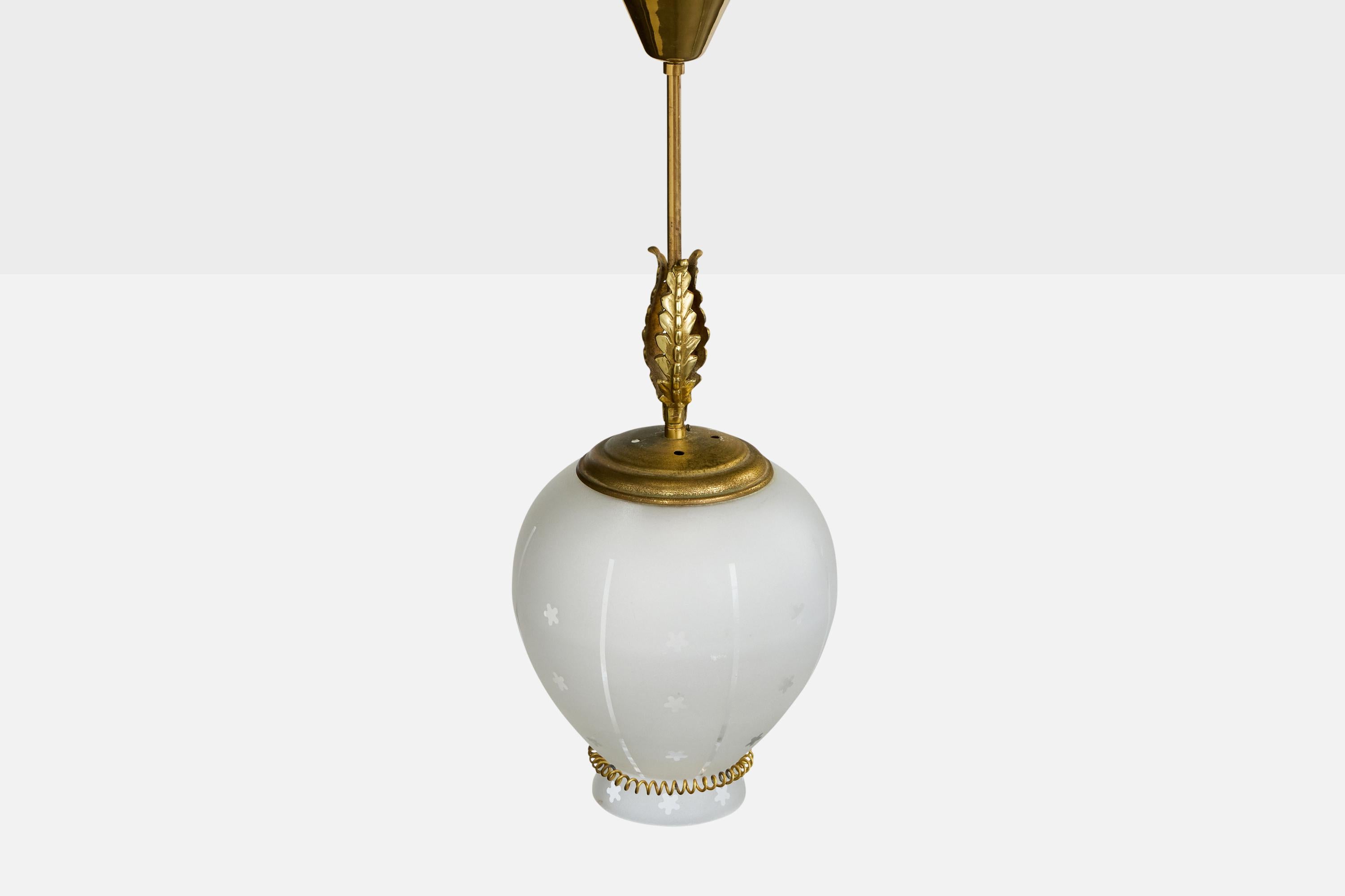 Metà XX secolo Designer svedese, lampade a sospensione, ottone, vetro, Svezia, anni '40 in vendita