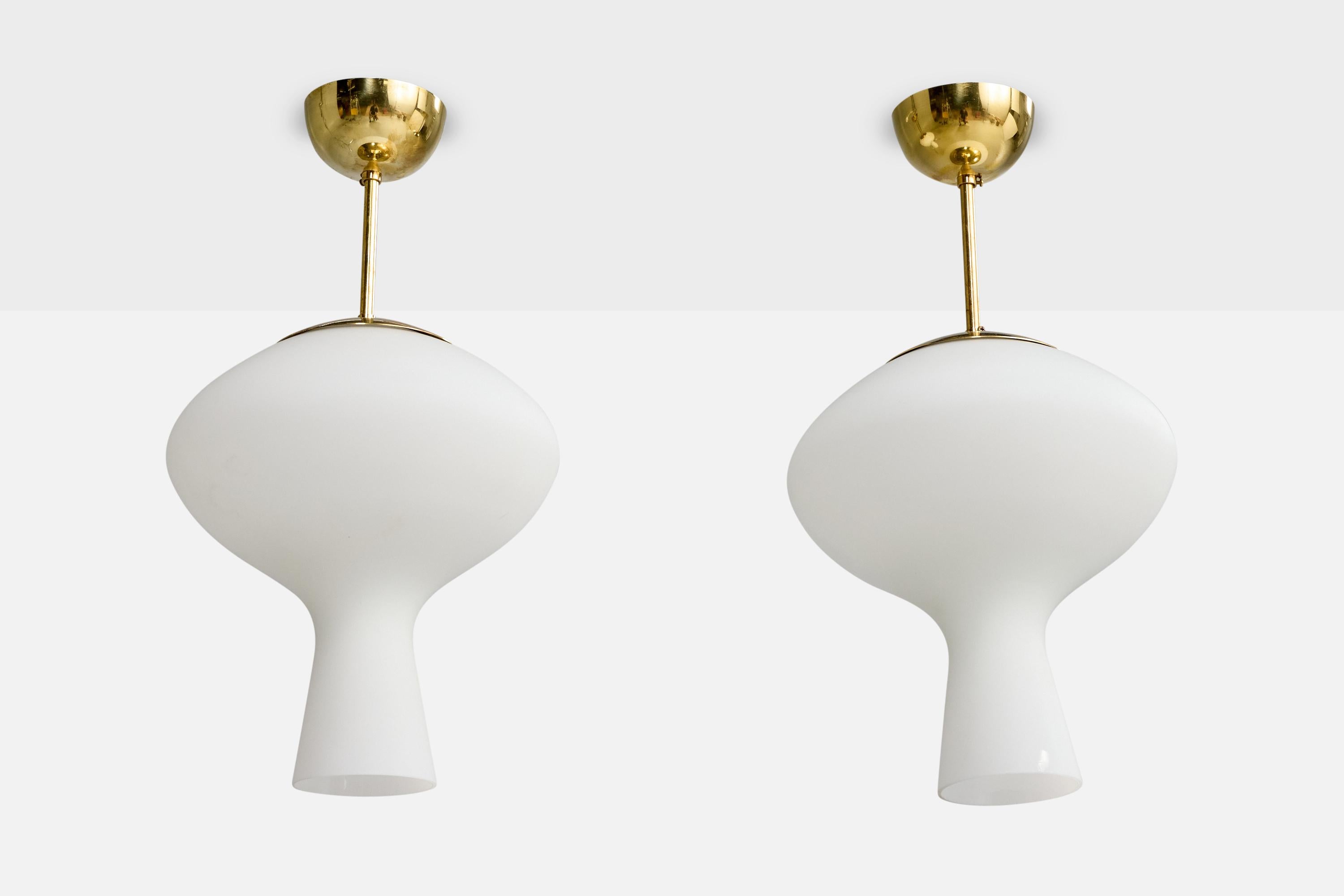 Coppia di lampade a sospensione in ottone e vetro opalino bianco progettate e prodotte in Svezia, anni '50 circa.

Dimensioni complessive (pollici): 19,0 
