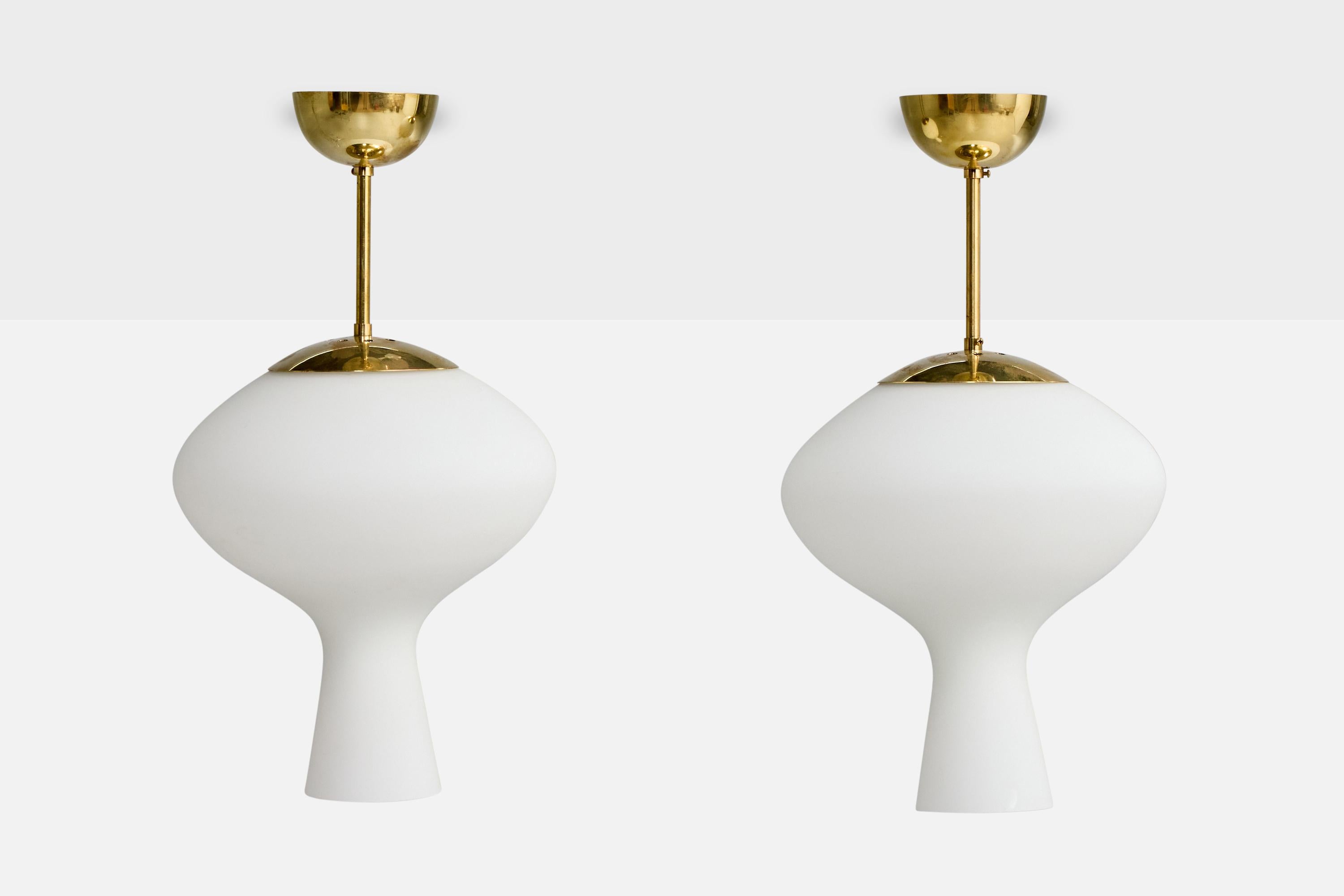Mid-Century moderno Designer svedese, lampade a sospensione, ottone, vetro, Svezia, anni '50 in vendita