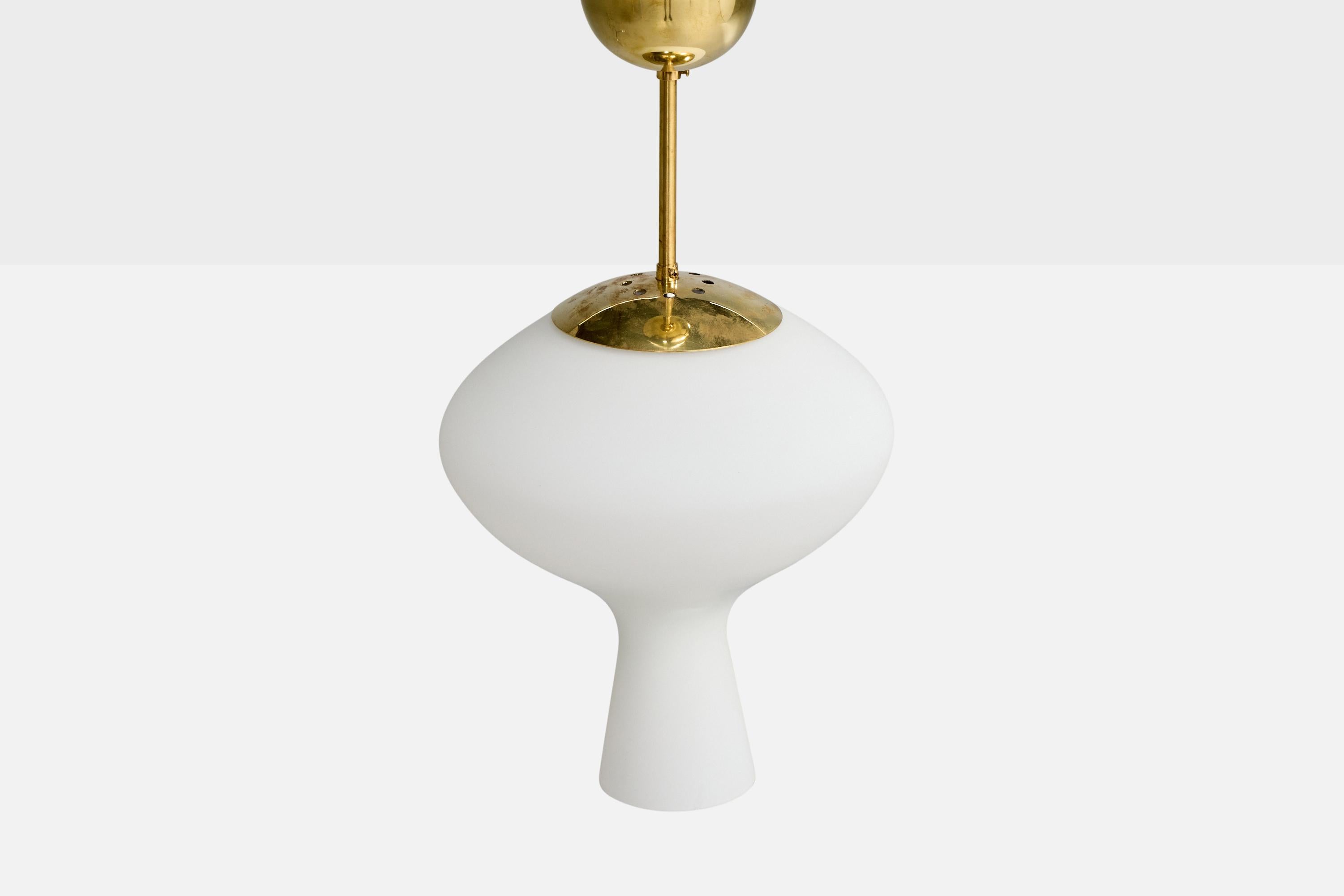 Metà XX secolo Designer svedese, lampade a sospensione, ottone, vetro, Svezia, anni '50 in vendita