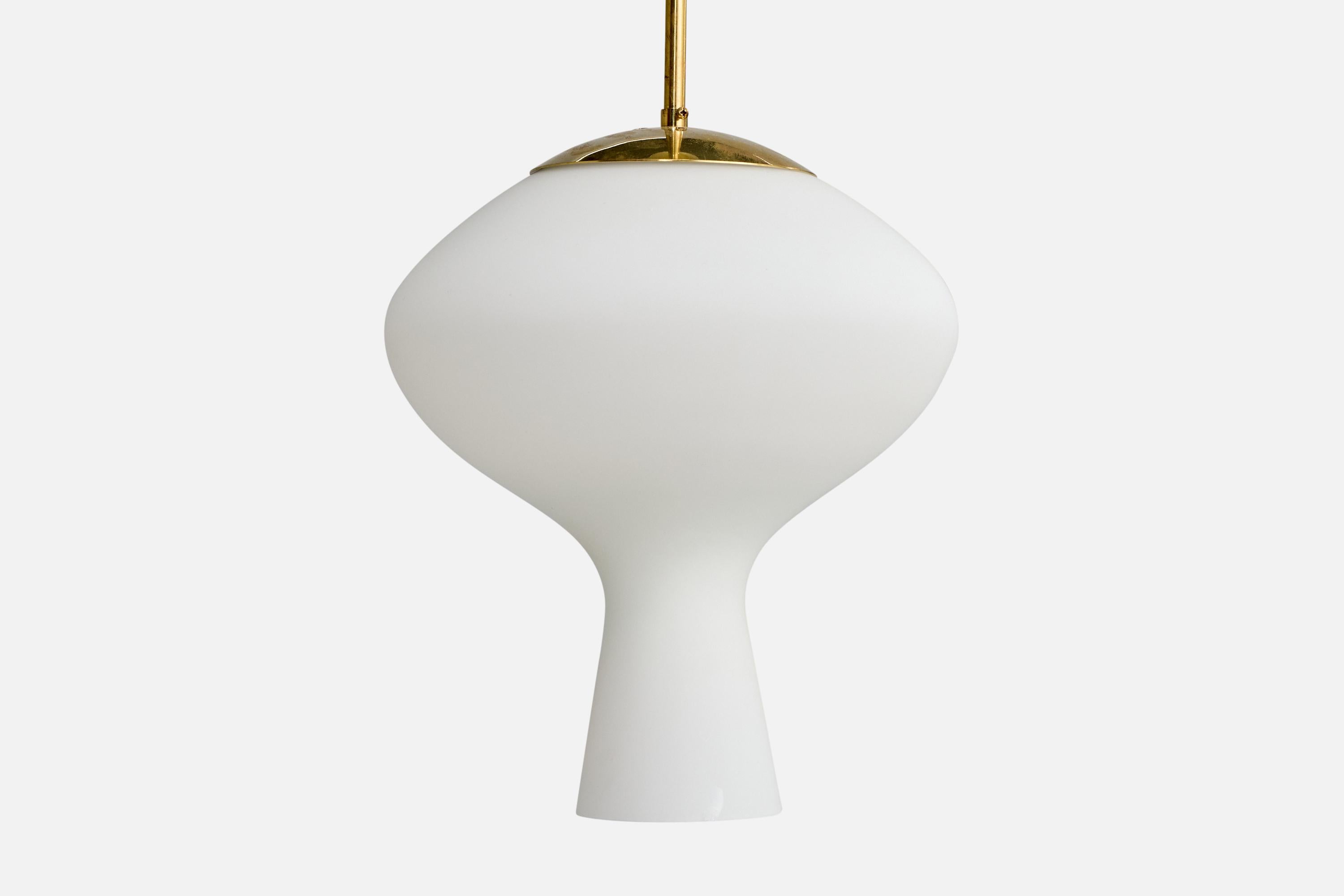 Ottone Designer svedese, lampade a sospensione, ottone, vetro, Svezia, anni '50 in vendita