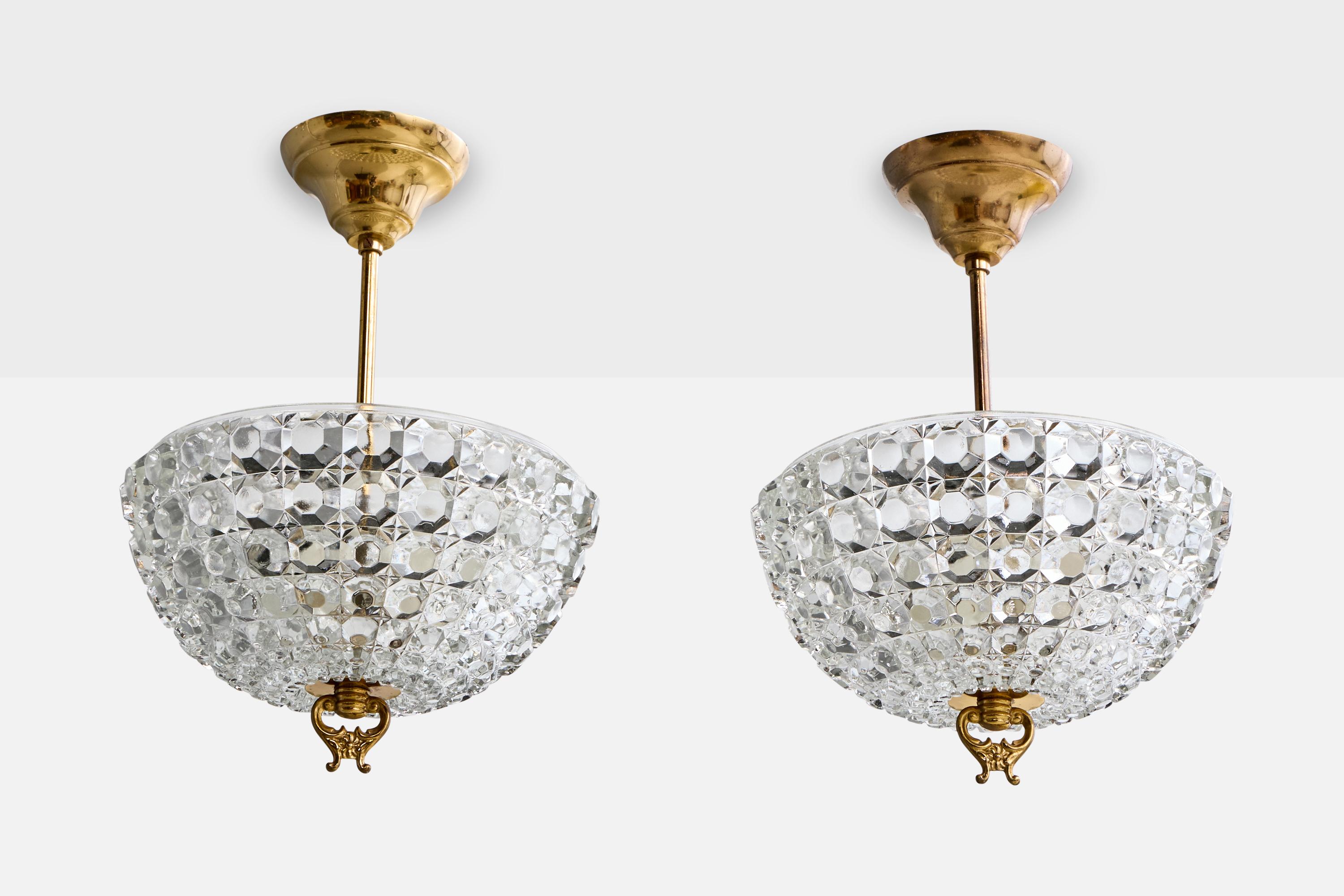 Pareja de lámparas colgantes de latón y cristal diseñadas y fabricadas en Suecia, c. 1960.

Dimensiones totales (pulgadas): 14,5 