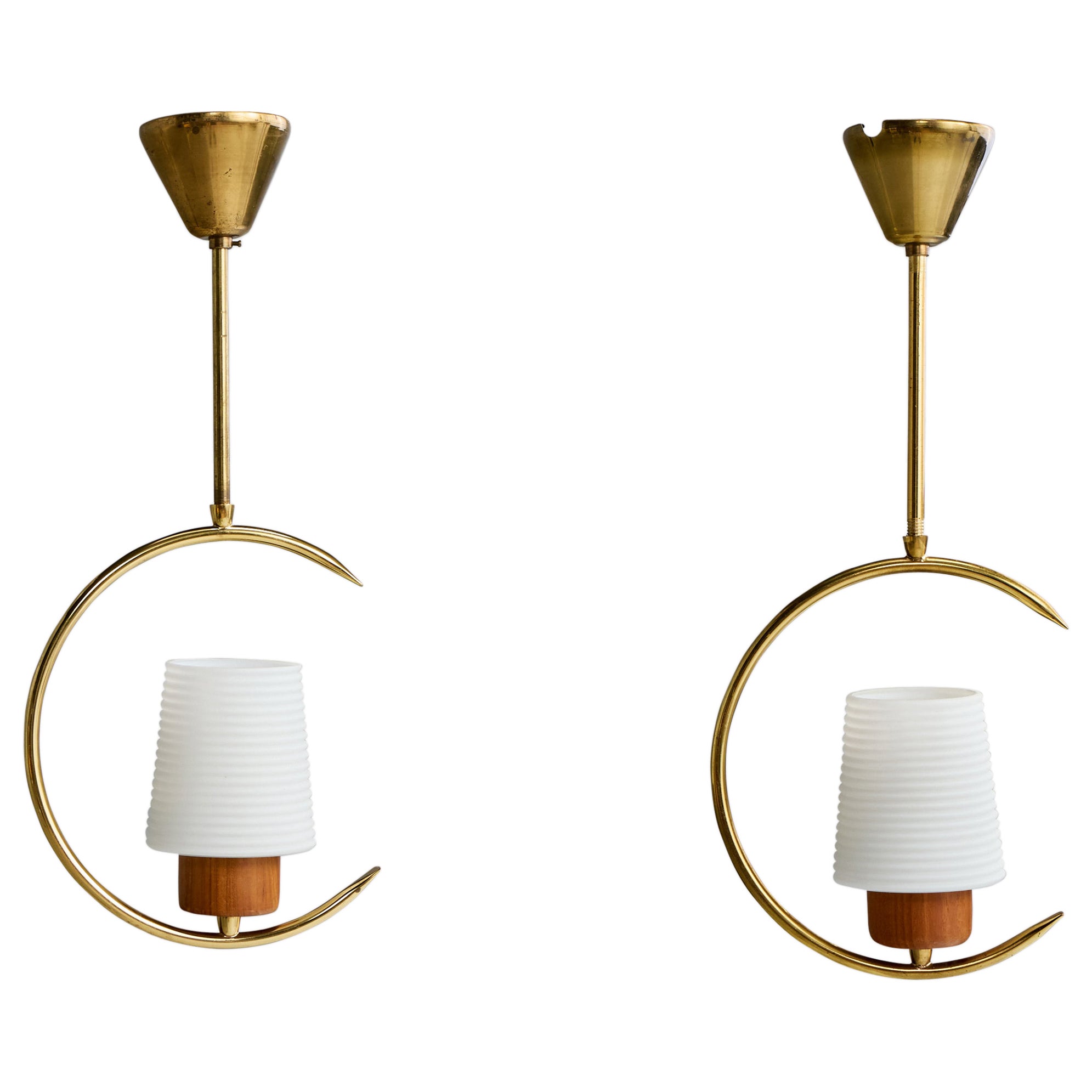 Schwedischer Designer, Pendelleuchten, Messing, Teakholz, Glas, Schweden, 1950er Jahre im Angebot