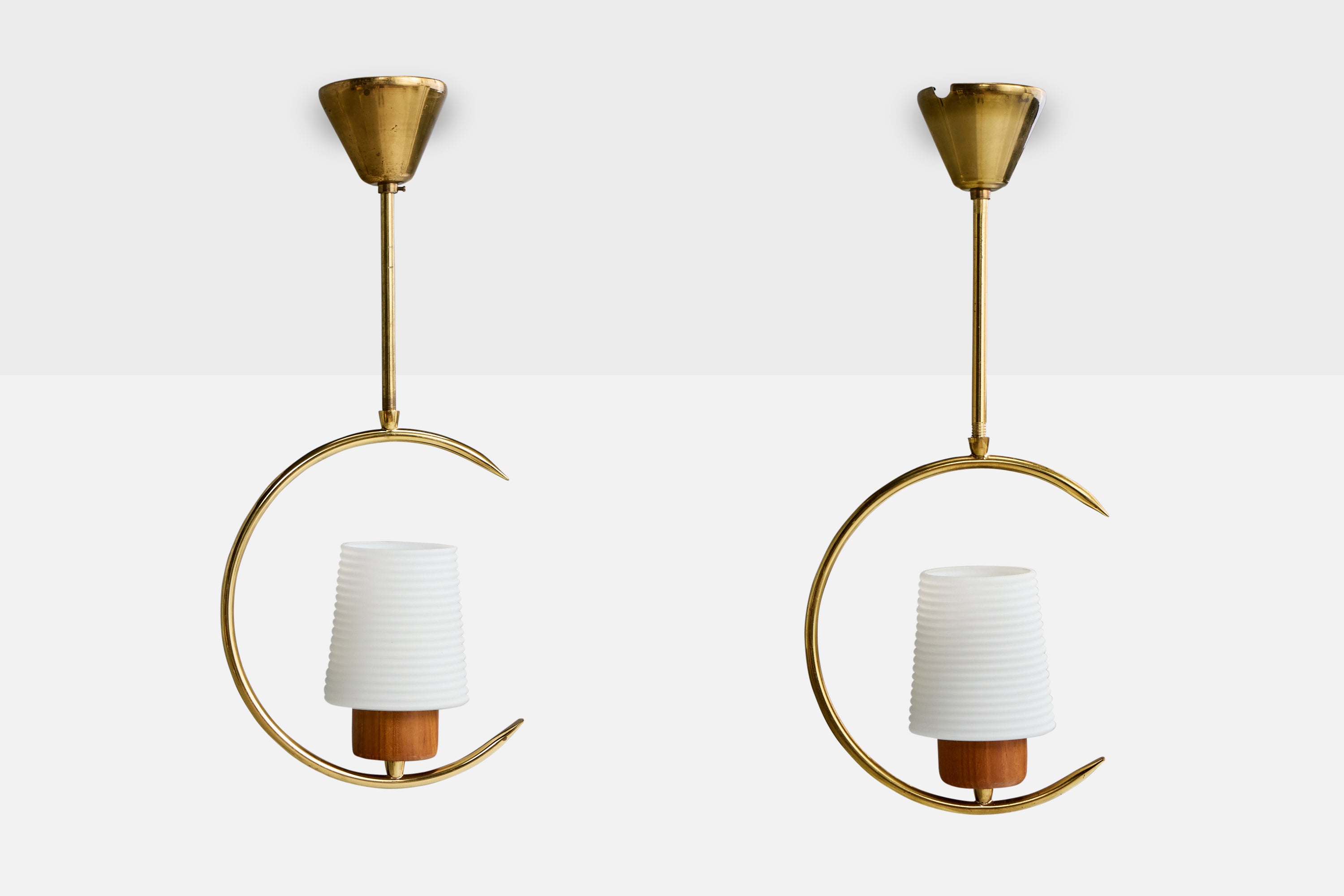 Design/One, lampes de suspension, laiton, teck, verre, Suède, années 1950 en vente