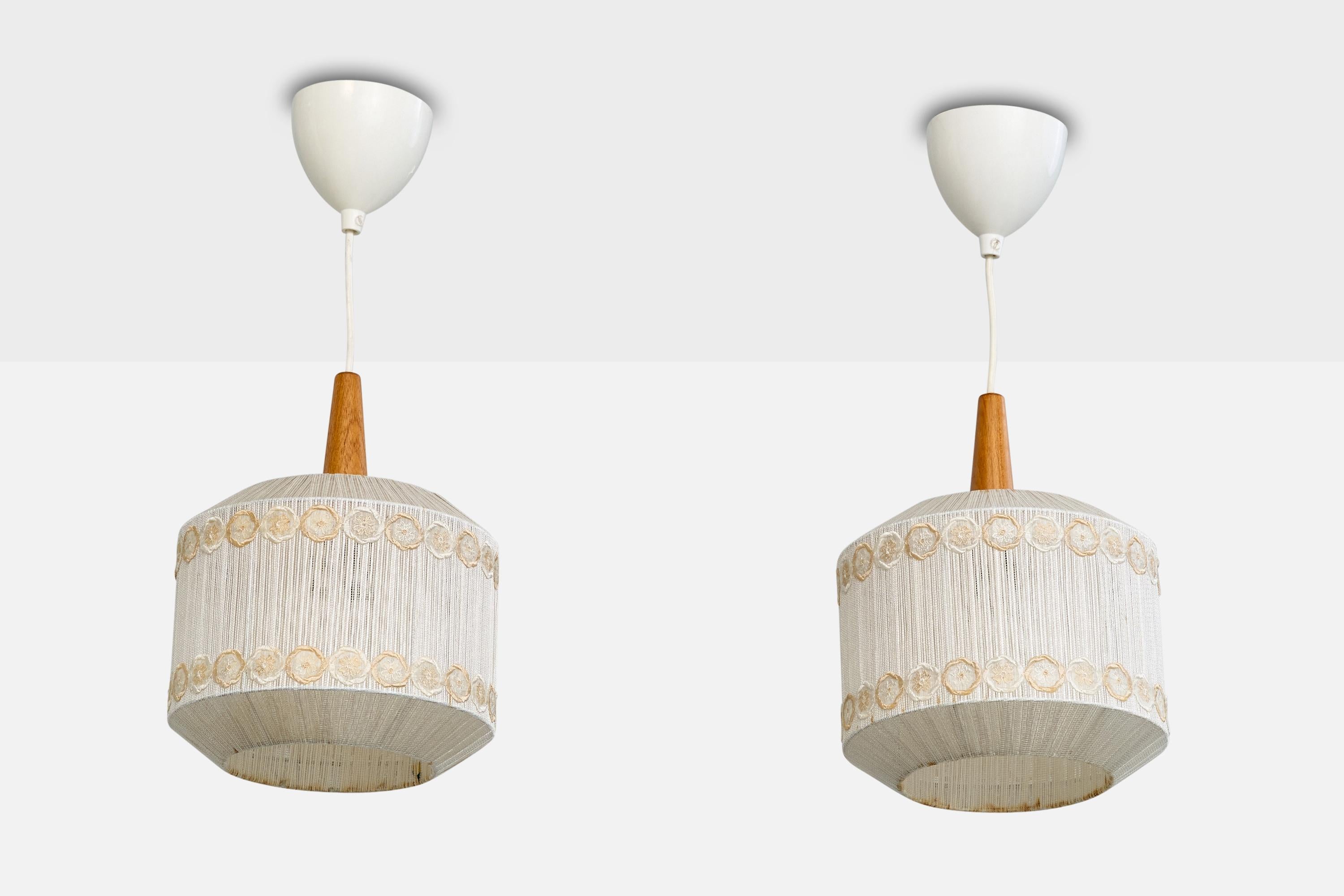 Coppia di lampade a sospensione in teak e corde di tessuto progettate e prodotte in Svezia, anni '60 circa.

Dimensioni complessive (pollici): 18