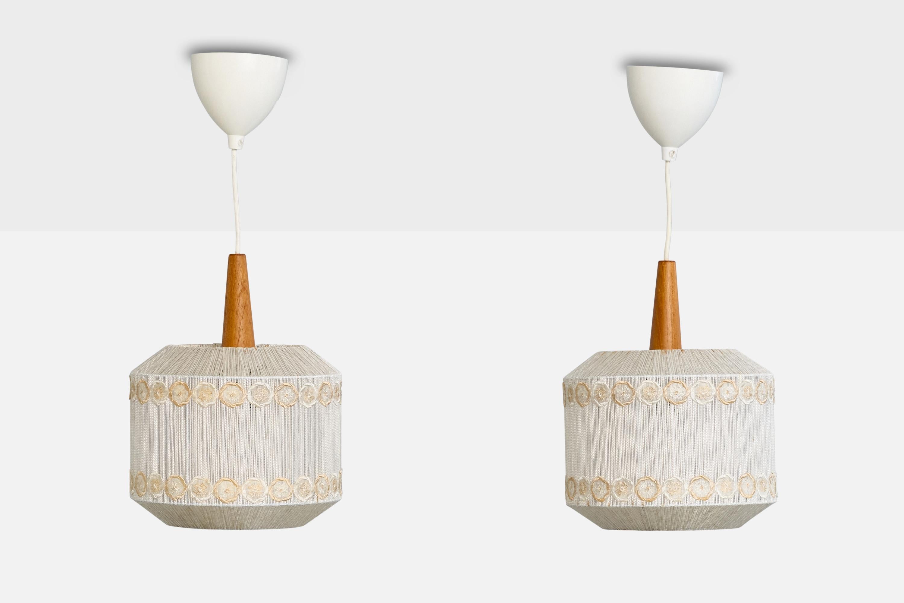 Scandinavo moderno Designer svedese, lampade a sospensione, teak, tessuto, Svezia, anni '60 in vendita