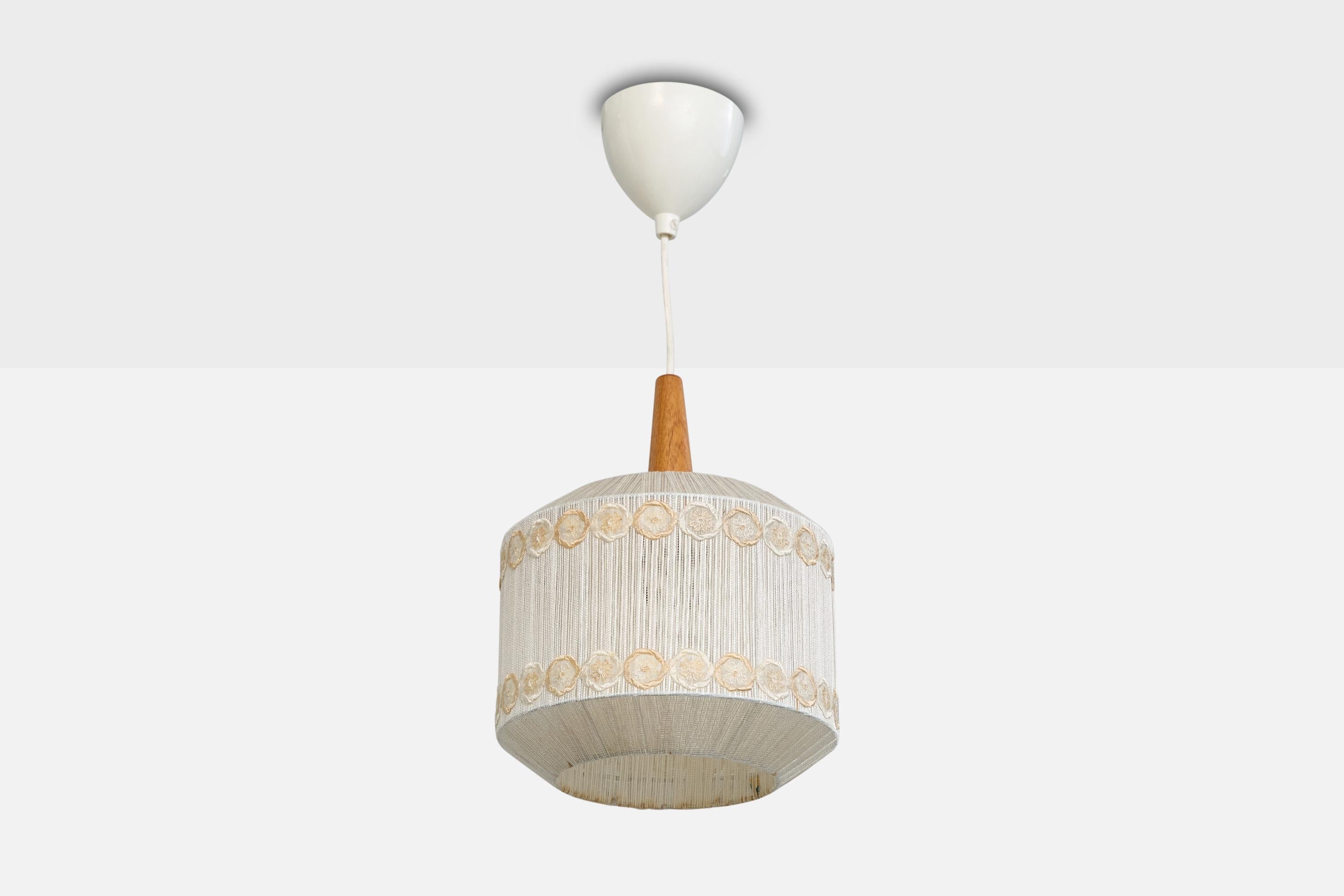 Tessuto Designer svedese, lampade a sospensione, teak, tessuto, Svezia, anni '60 in vendita