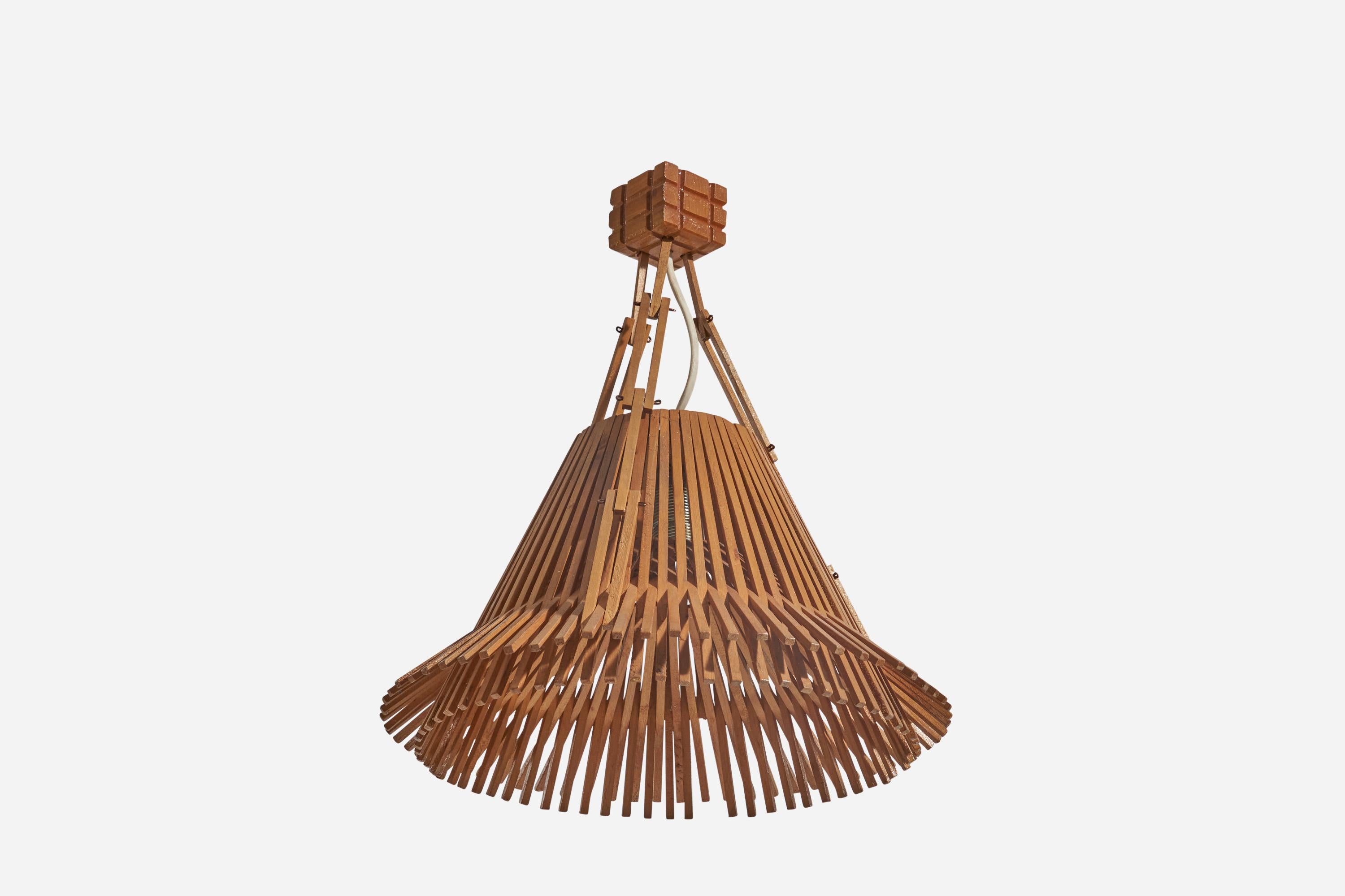 Colgante de cobre y roble diseñado y fabricado en Suecia, años setenta. 

Dimensiones del tejadillo (pulgadas) : 2,05 x 2,51 x 2,51 (Alto x Ancho x Fondo).

El casquillo admite una bombilla estándar E-26 de casquillo mediano.
No hay potencia
